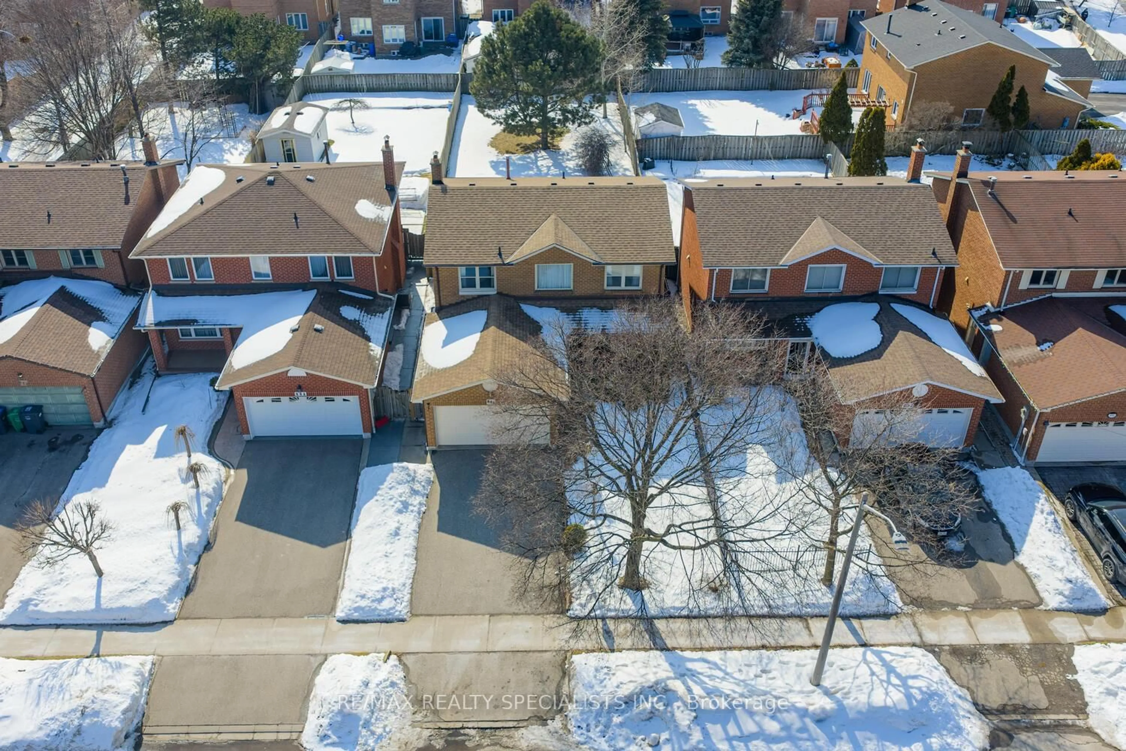 A pic from outside/outdoor area/front of a property/back of a property/a pic from drone, street for 888 Messenger Meadow Dr, Mississauga Ontario L5C 3T2