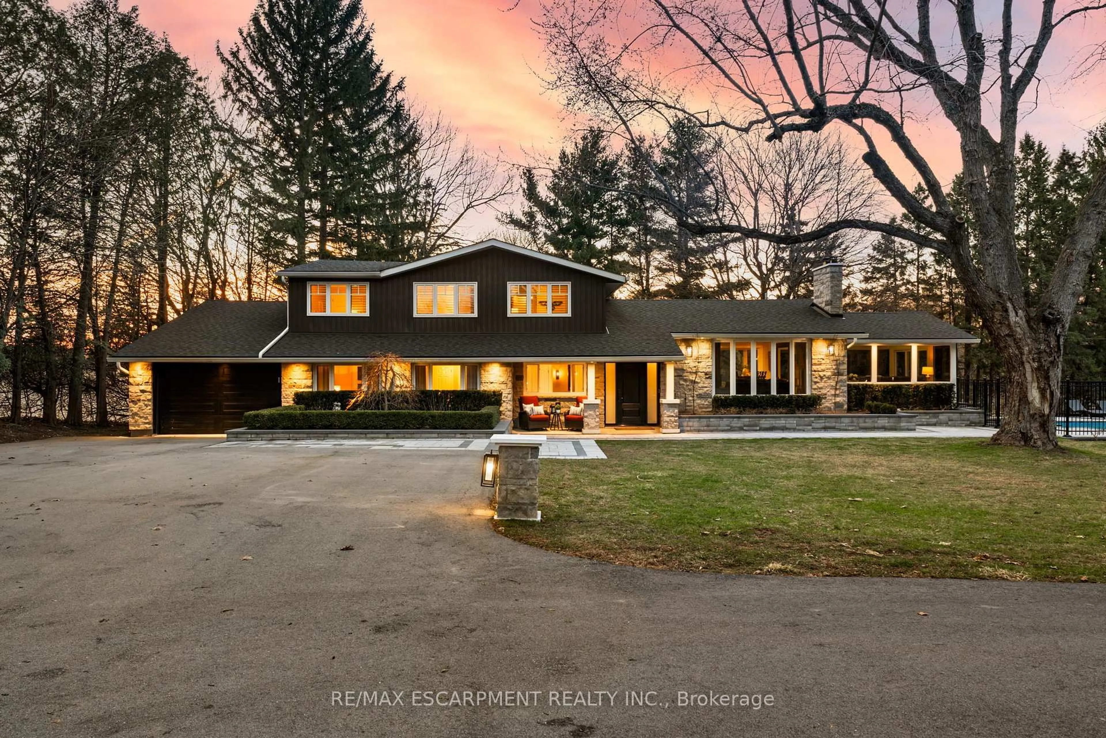 A pic from outside/outdoor area/front of a property/back of a property/a pic from drone, unknown for 1189 Britannia Rd, Burlington Ontario L7P 0E7