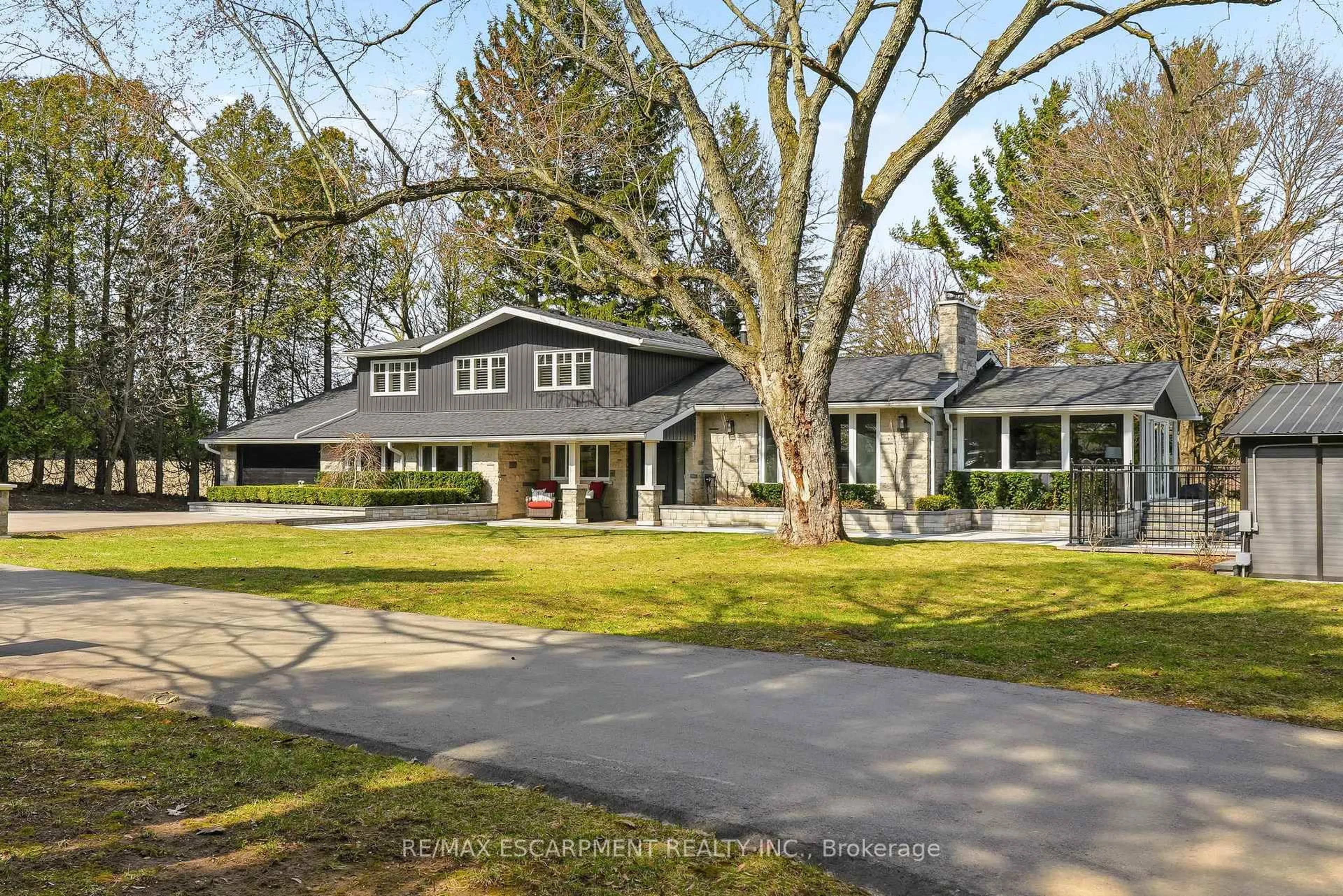 A pic from outside/outdoor area/front of a property/back of a property/a pic from drone, street for 1189 Britannia Rd, Burlington Ontario L7P 0E7