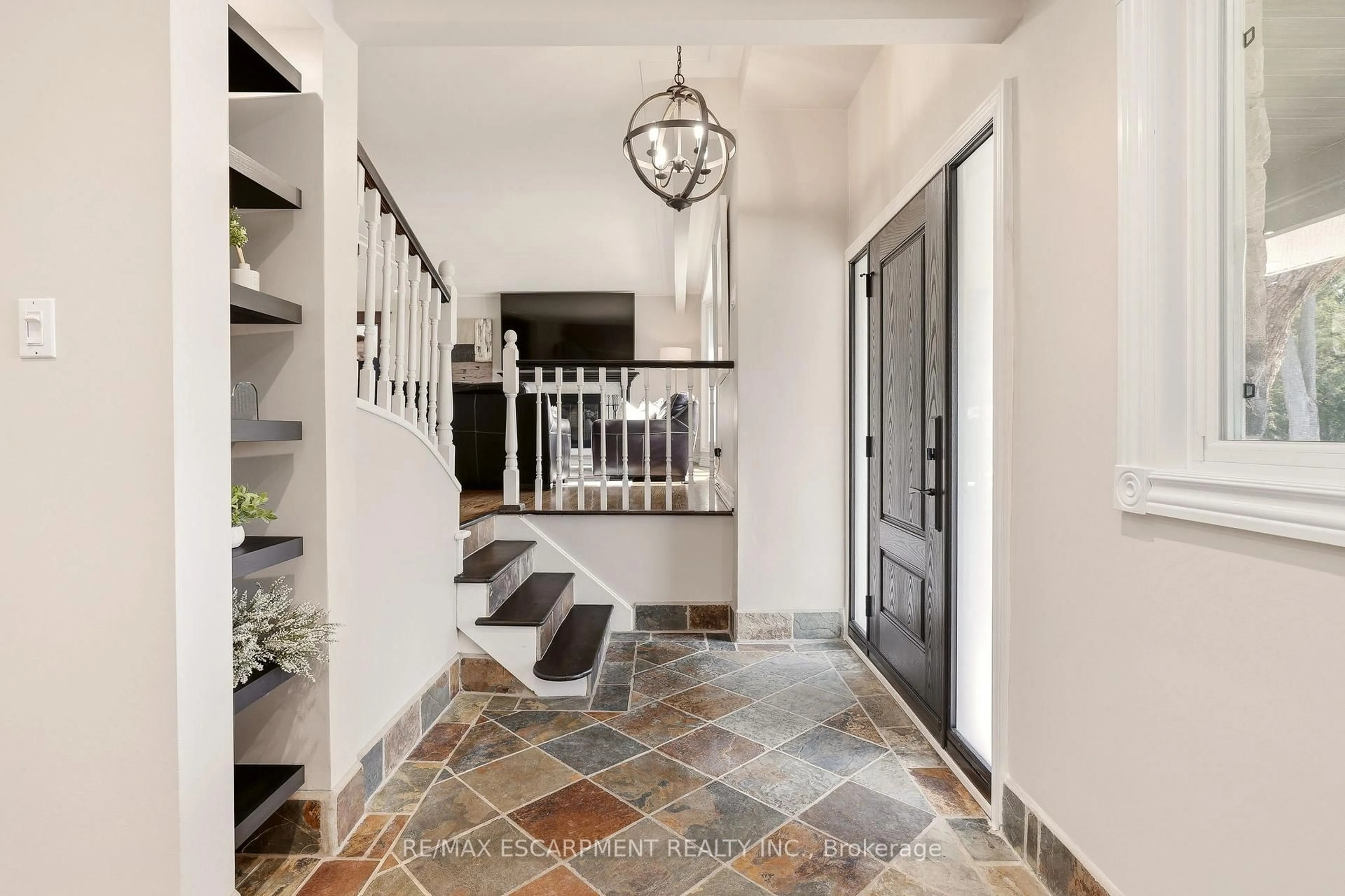 Indoor entryway for 1189 Britannia Rd, Burlington Ontario L7P 0E7