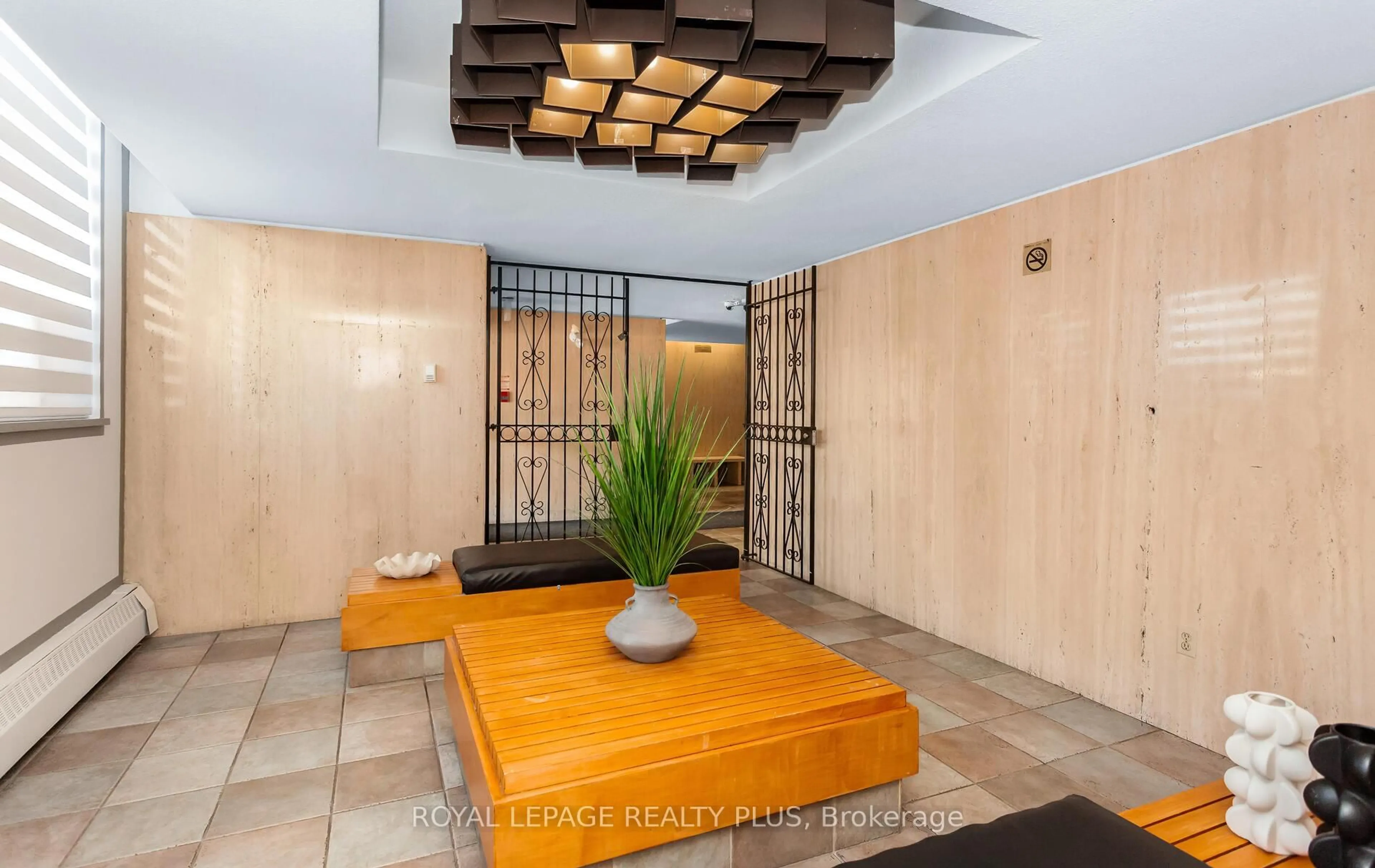 Indoor foyer for 1 Four Winds Dr #1004, Toronto Ontario M3J 2T1