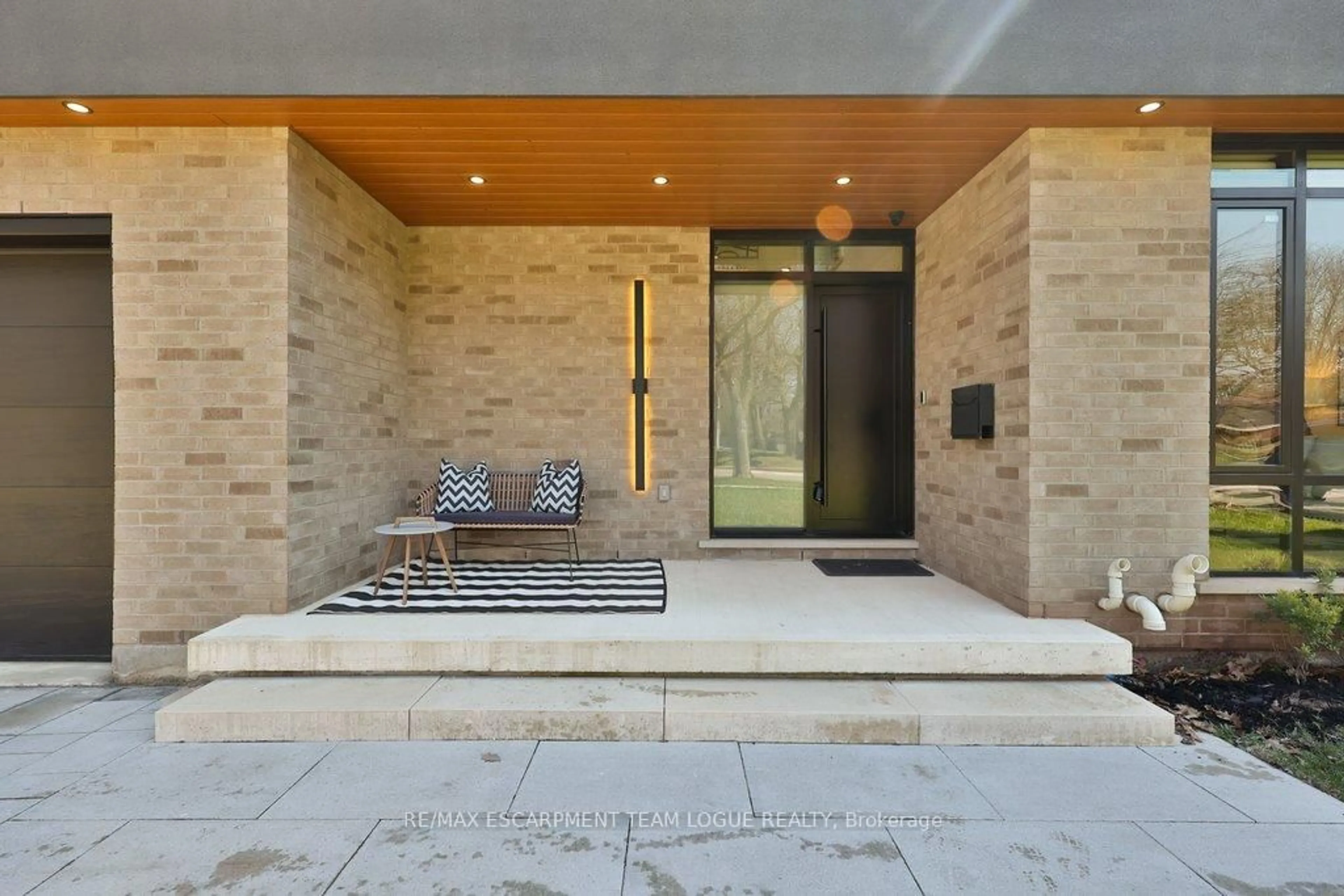 Indoor entryway for 4482 Cosburn Cres, Burlington Ontario L7L 1S5