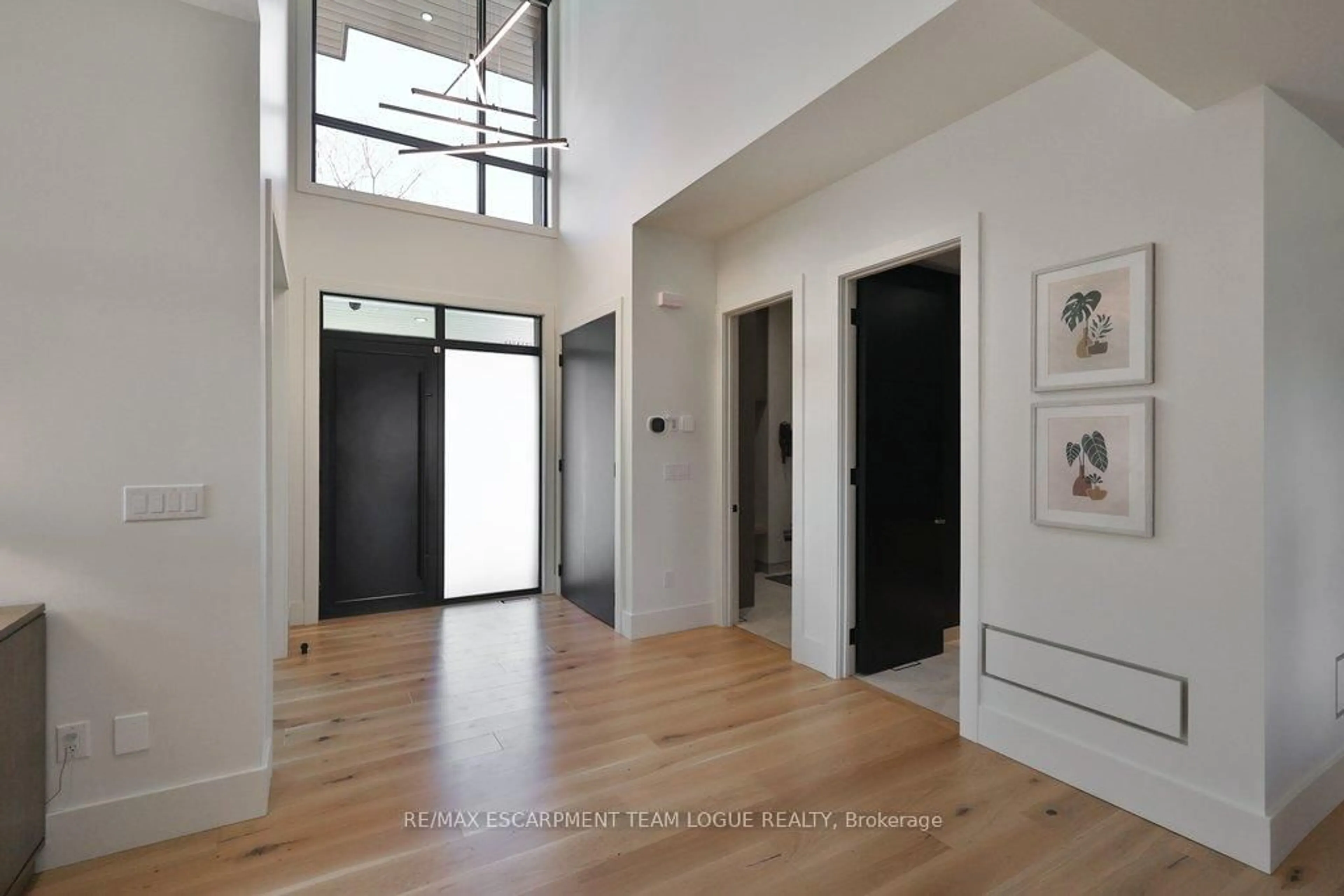 Indoor entryway for 4482 Cosburn Cres, Burlington Ontario L7L 1S5