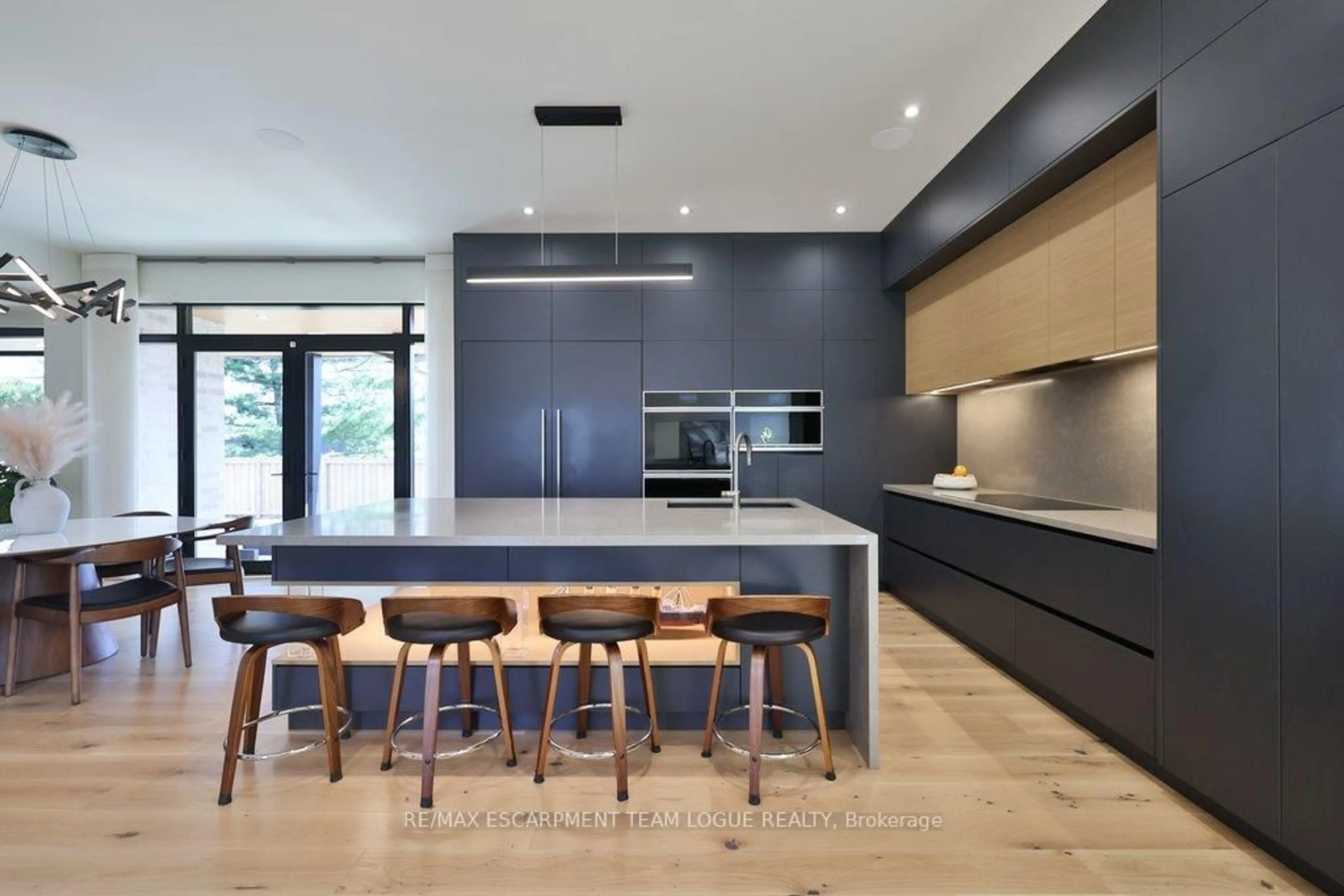 Contemporary kitchen, unknown for 4482 Cosburn Cres, Burlington Ontario L7L 1S5