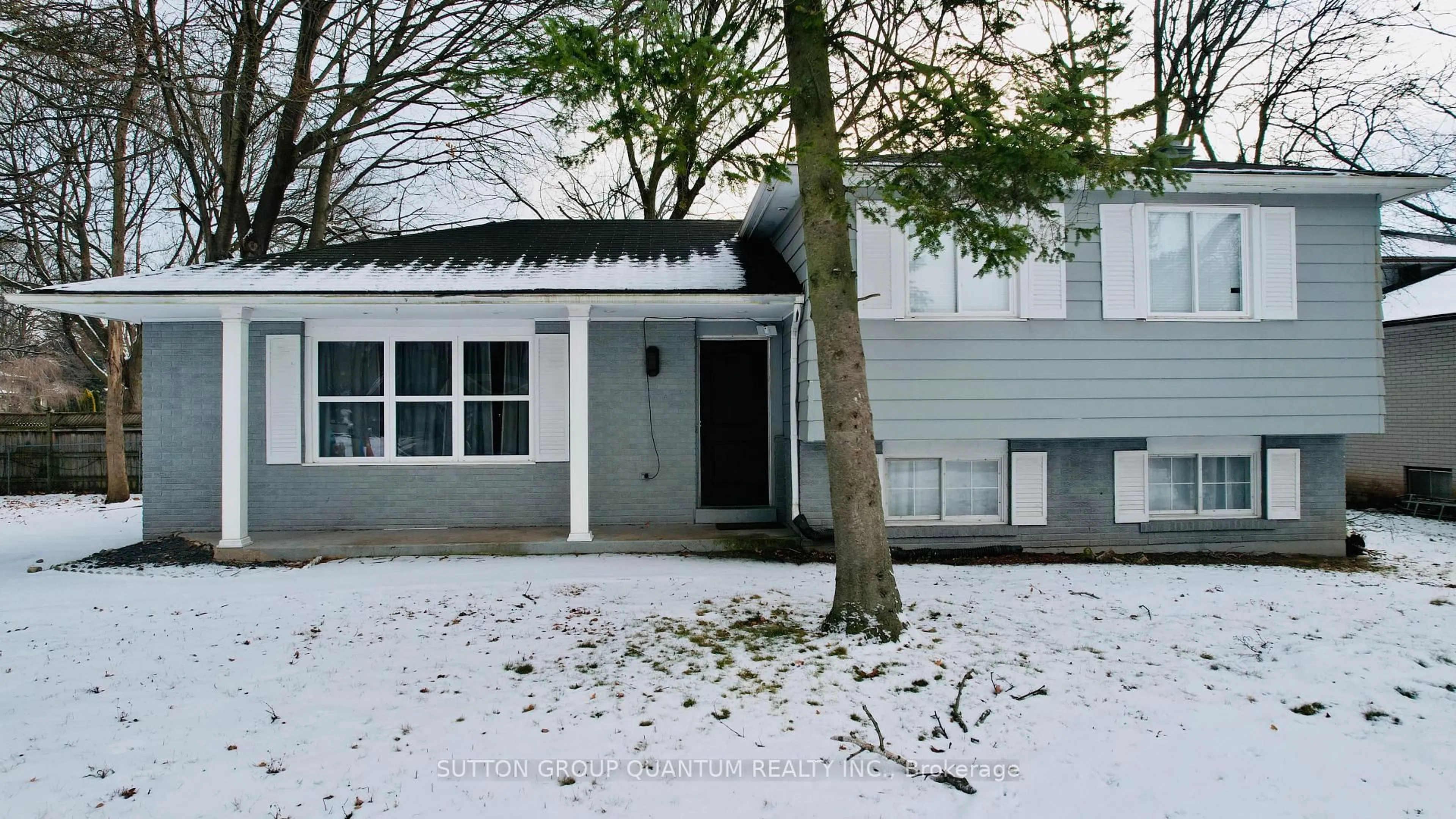 Home with vinyl exterior material, street for 3118 Victoria St, Oakville Ontario L6L 1K2