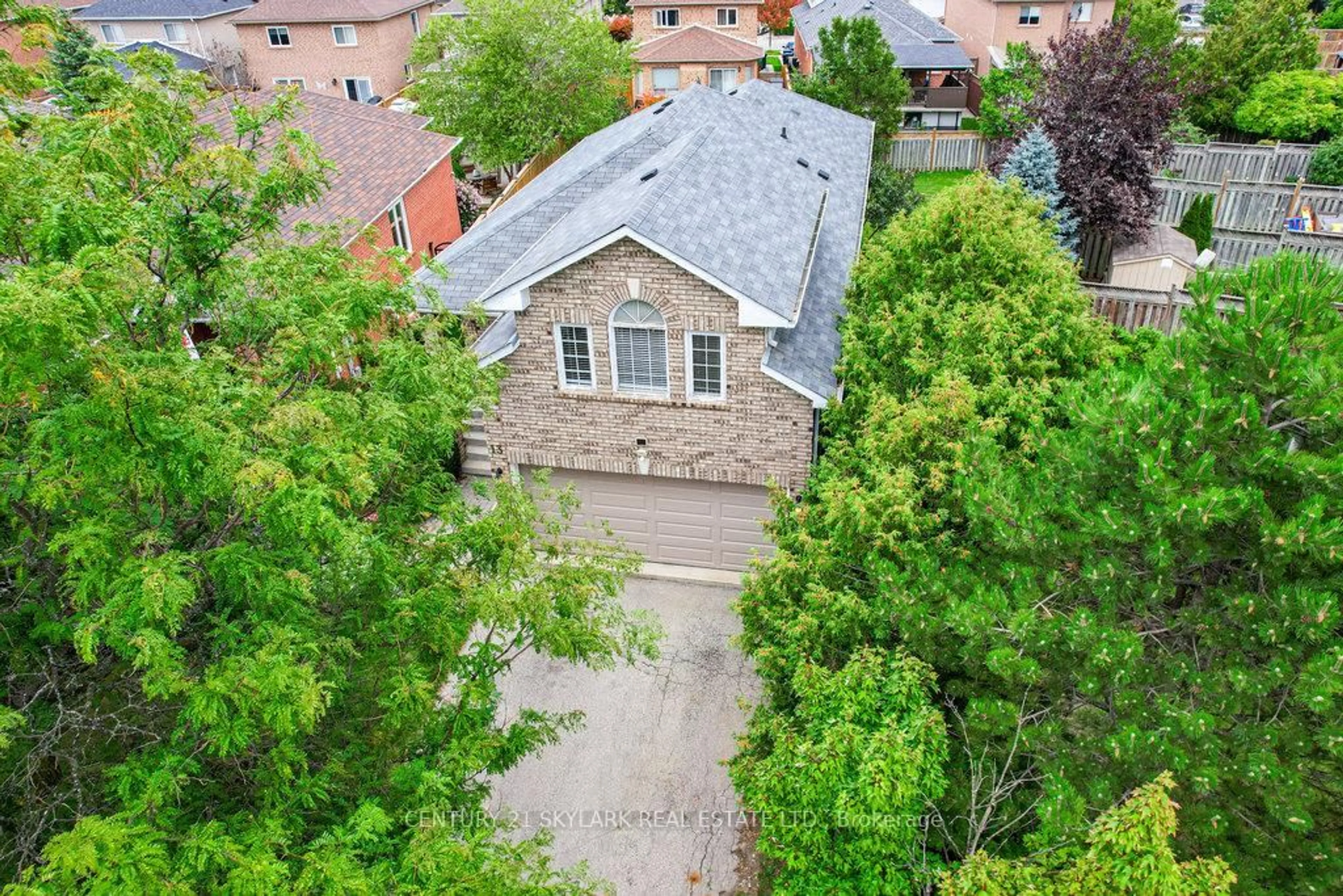 A pic from outside/outdoor area/front of a property/back of a property/a pic from drone, street for 13 Paulette Way, Caledon Ontario L7E 1X2