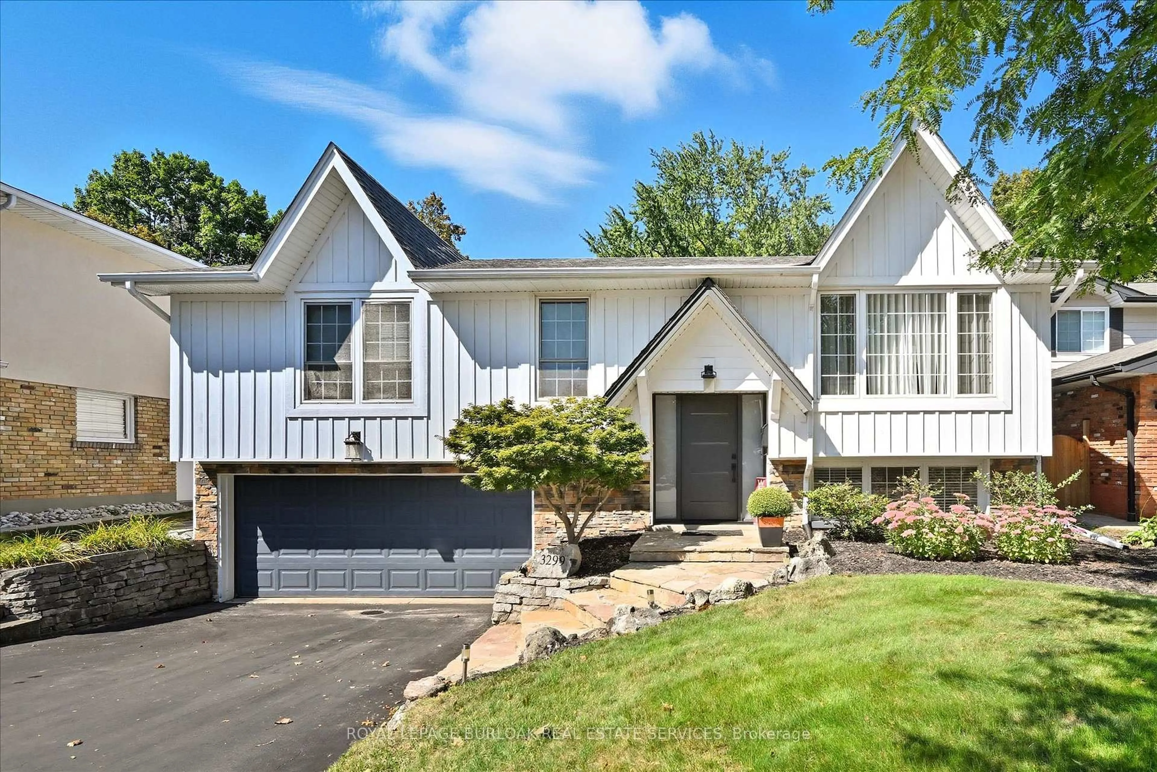 Home with vinyl exterior material, street for 3299 Spruce Ave, Burlington Ontario L7N 1J5