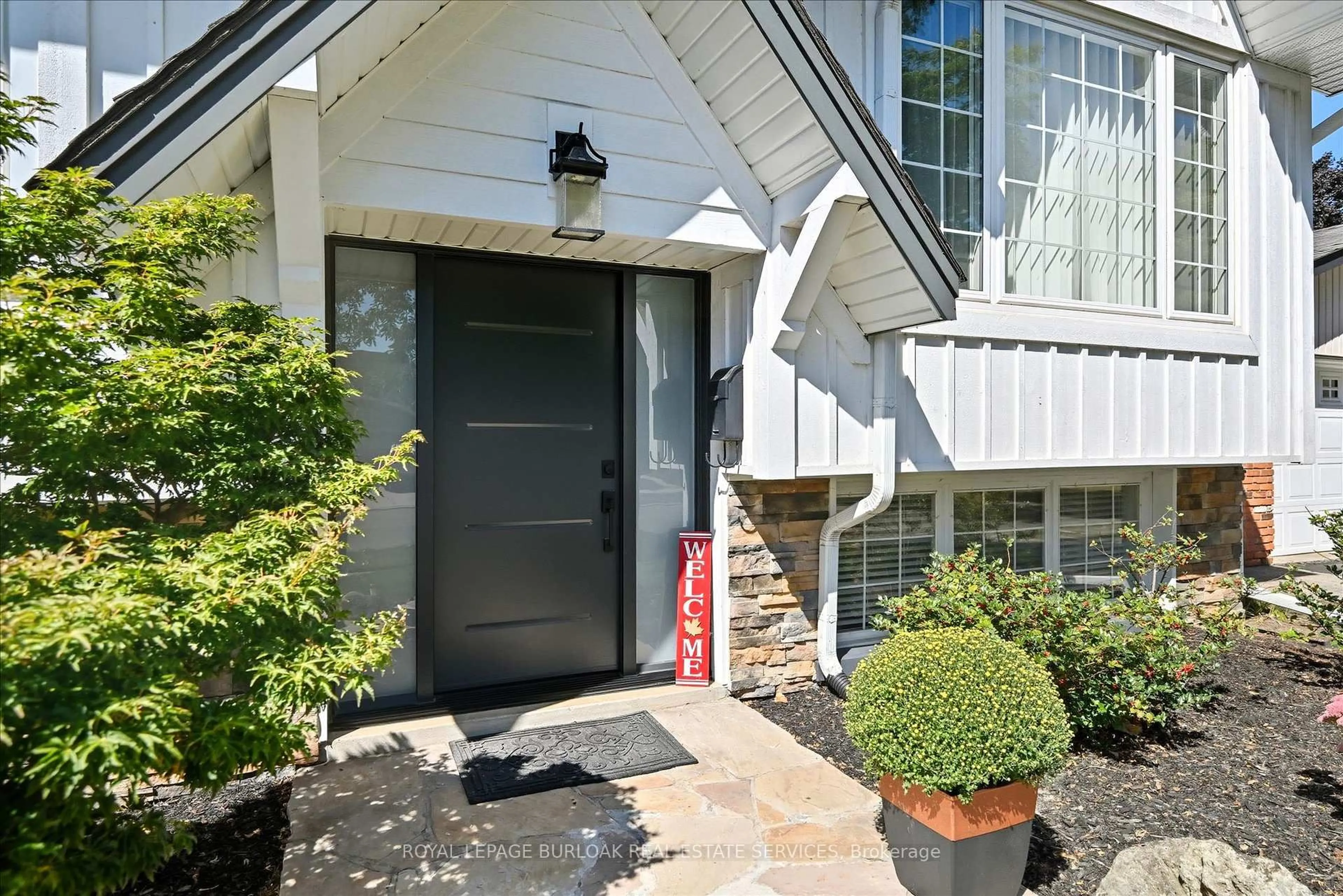 Indoor entryway for 3299 Spruce Ave, Burlington Ontario L7N 1J5