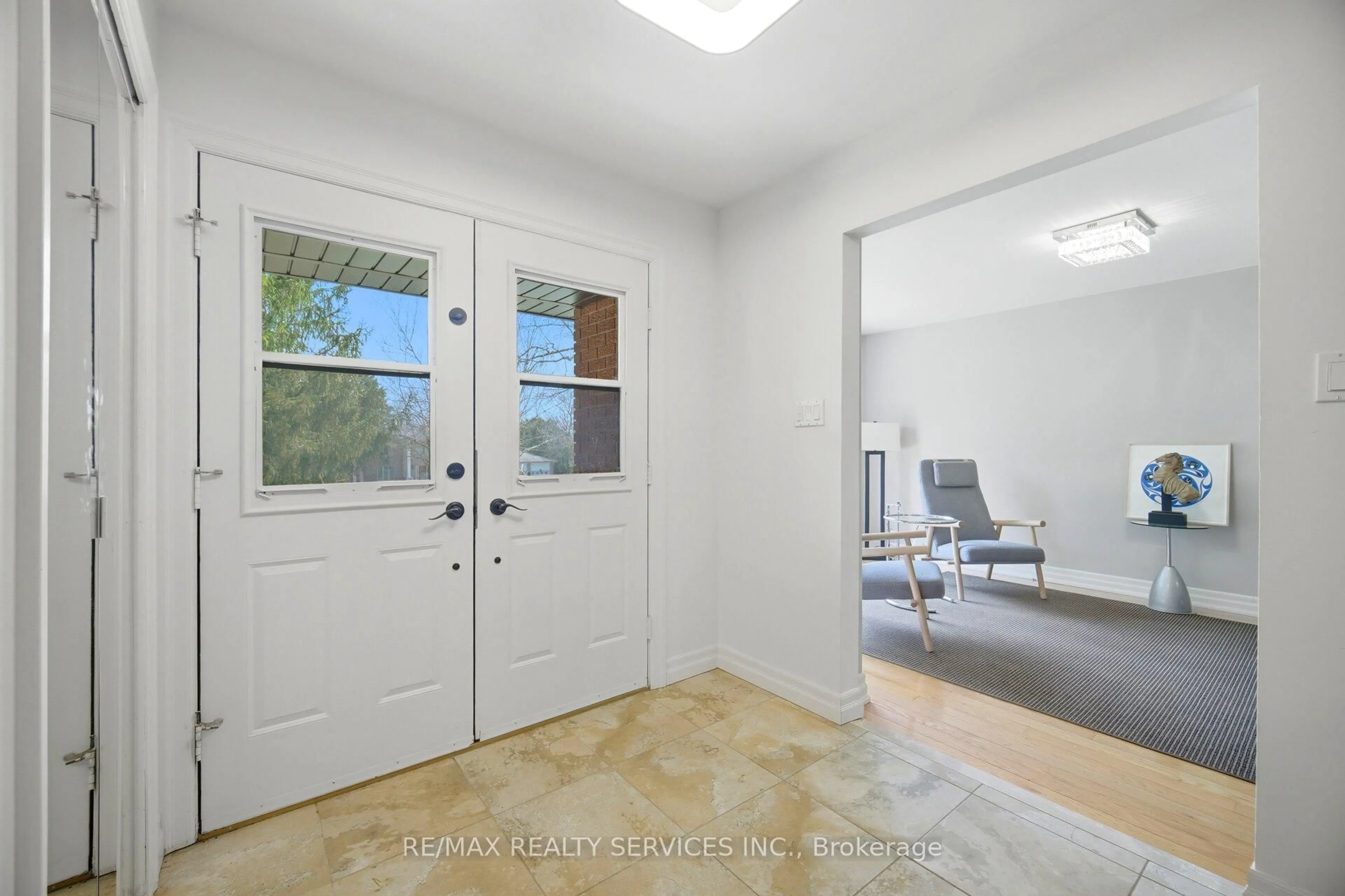 Indoor entryway for 38 Marilyn St, Caledon Ontario L7C 1H5