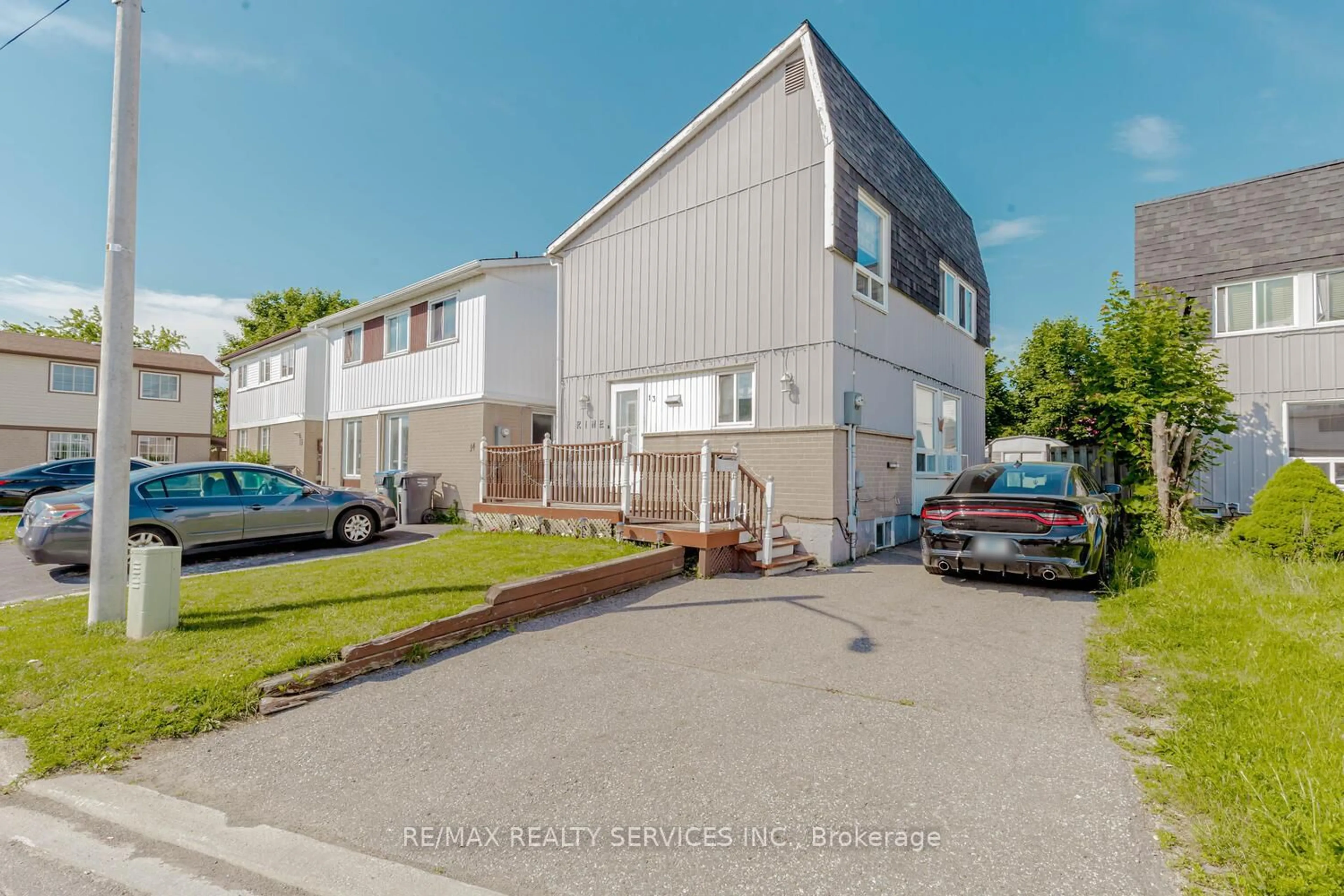 A pic from outside/outdoor area/front of a property/back of a property/a pic from drone, street for 13 Greenbush Crt, Brampton Ontario L6S 2K2