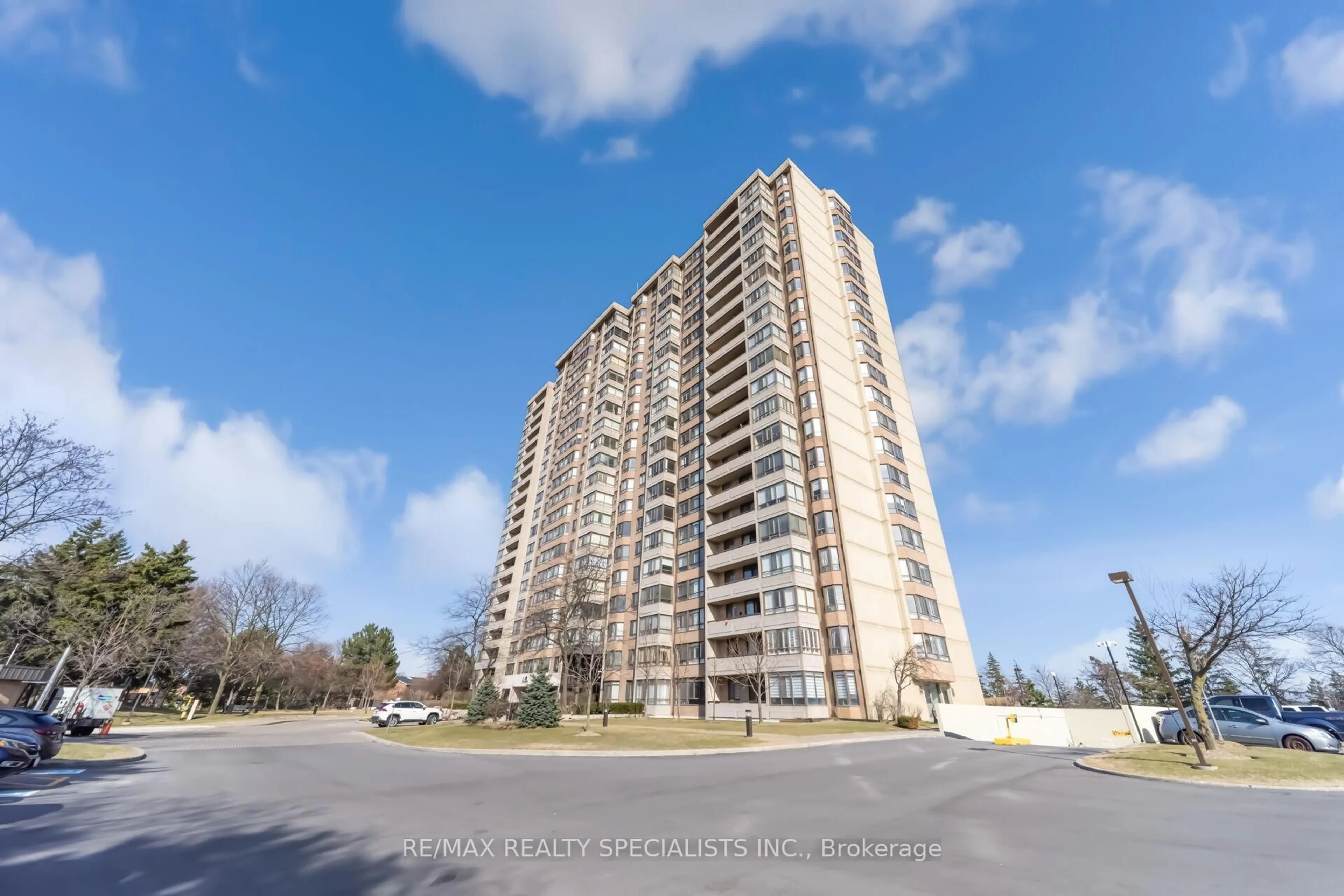 A pic from outside/outdoor area/front of a property/back of a property/a pic from drone, building for 100 County Court Blvd #1604, Brampton Ontario L6W 3X1