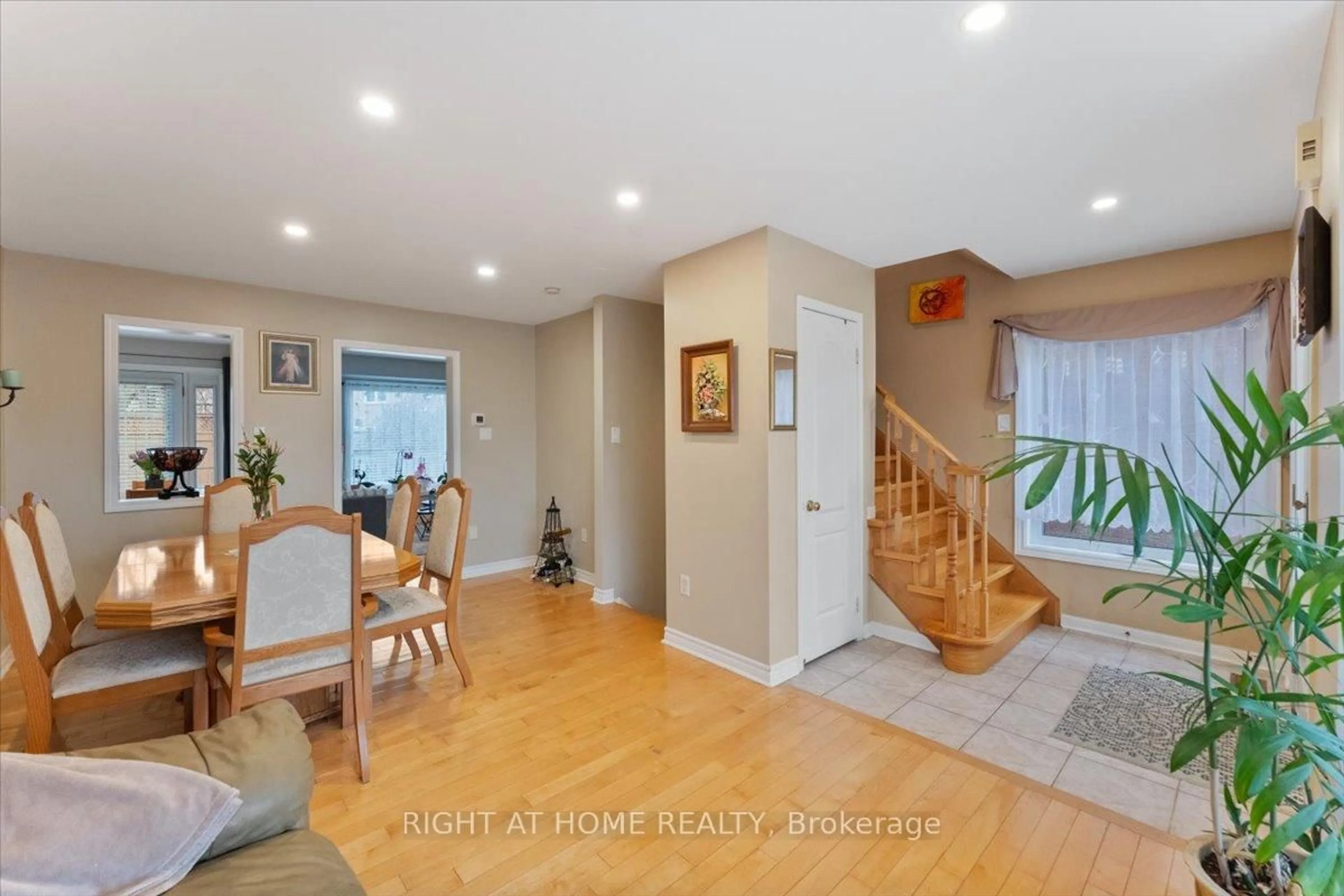 Indoor entryway for 2356 Proudfoot Tr, Oakville Ontario L6M 3Y2