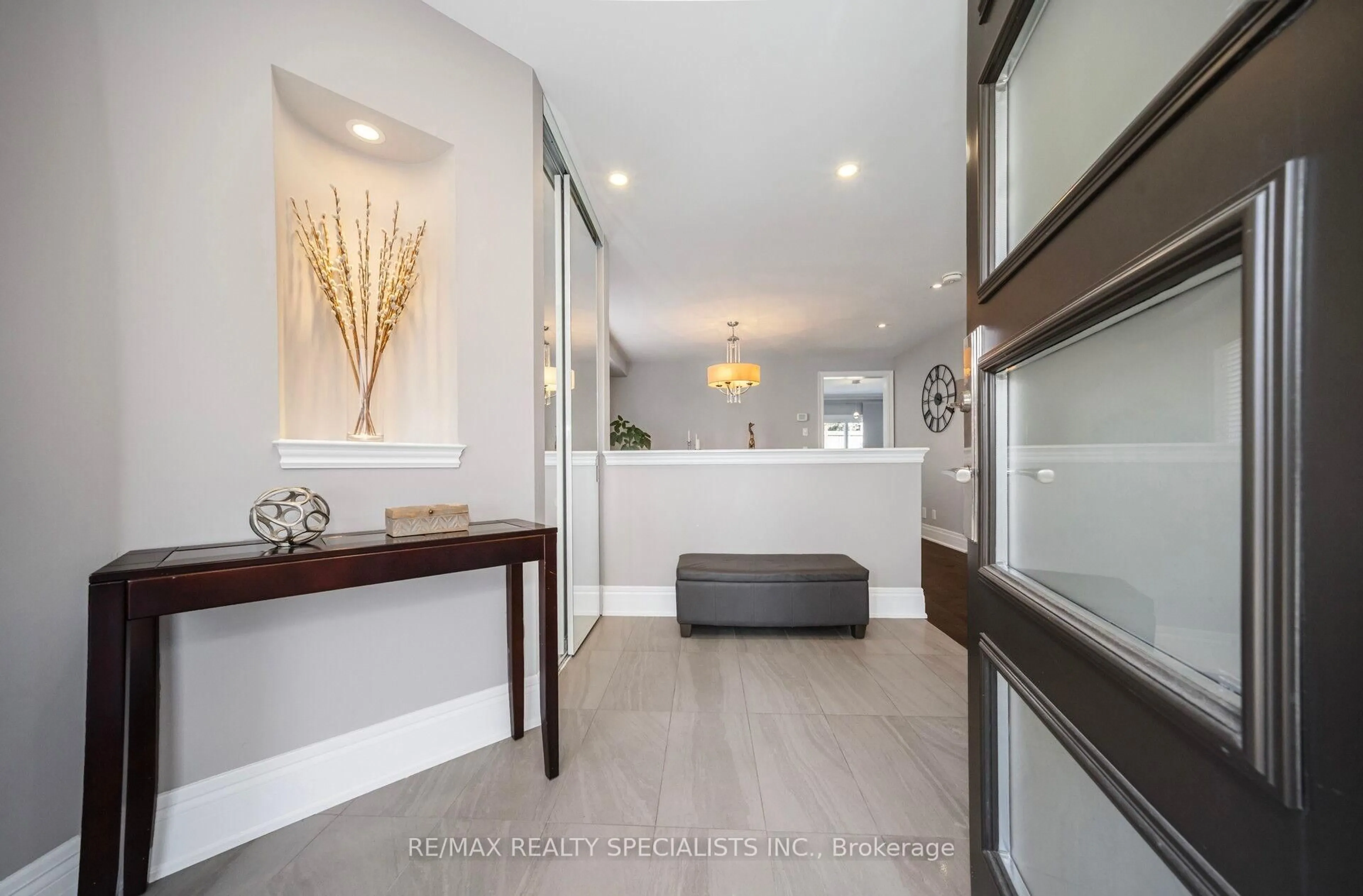 Indoor entryway for 44 Dunvegan Cres, Brampton Ontario L7A 2Y2