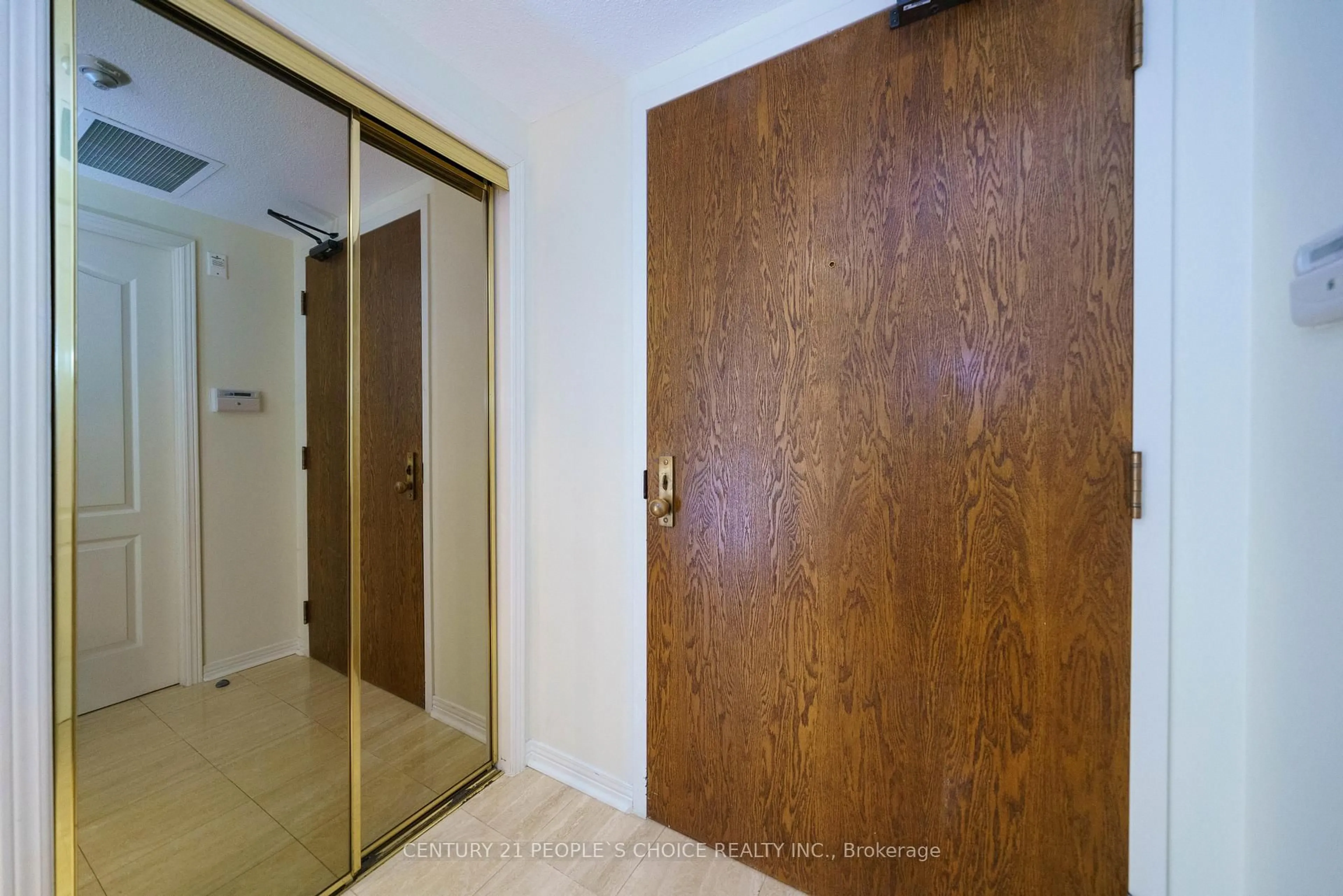 Indoor foyer for 1905 Pilgrims Way #506, Oakville Ontario L6M 2X2