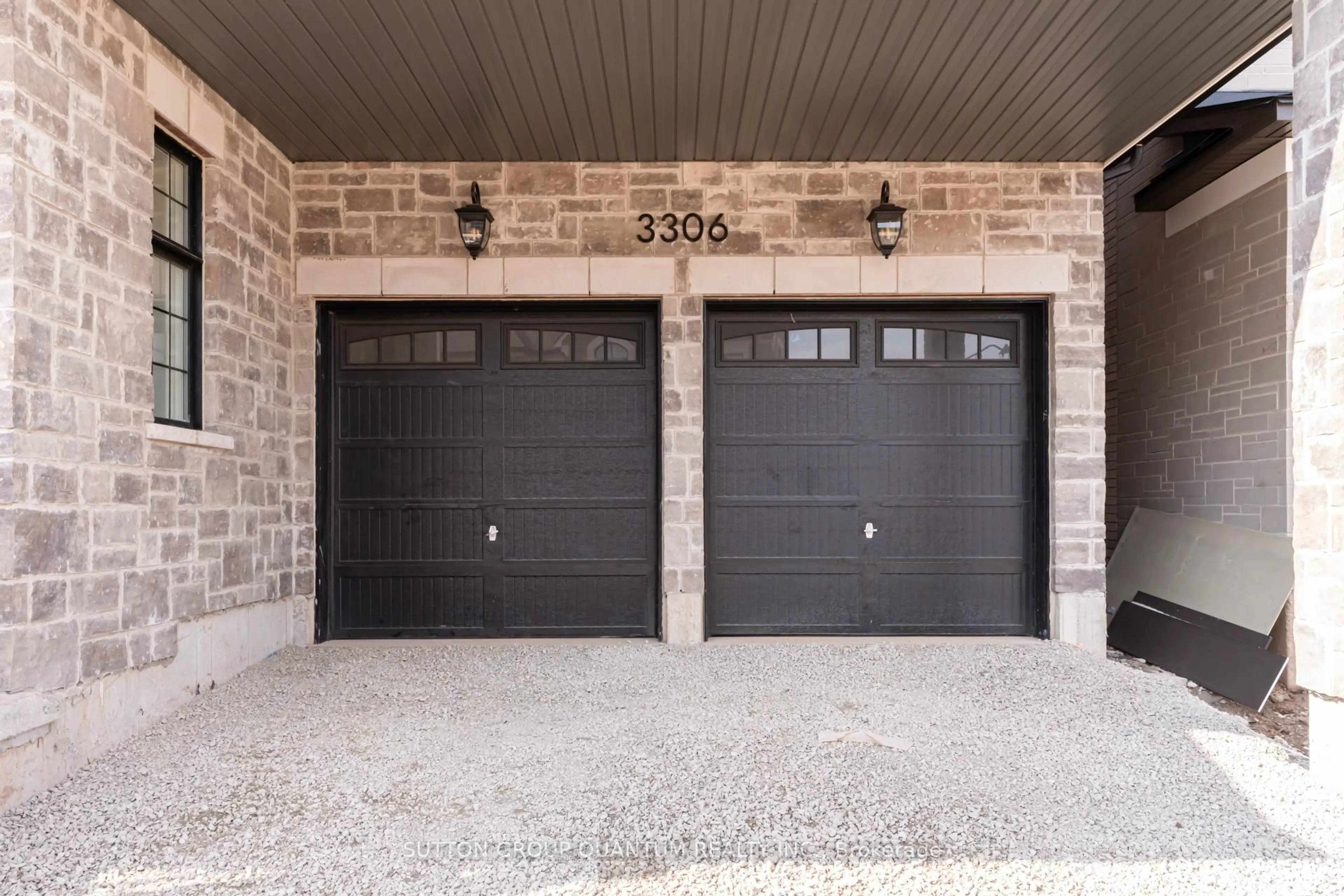 Indoor garage for 3306 Wolverine Path, Oakville Ontario L6H 8B1