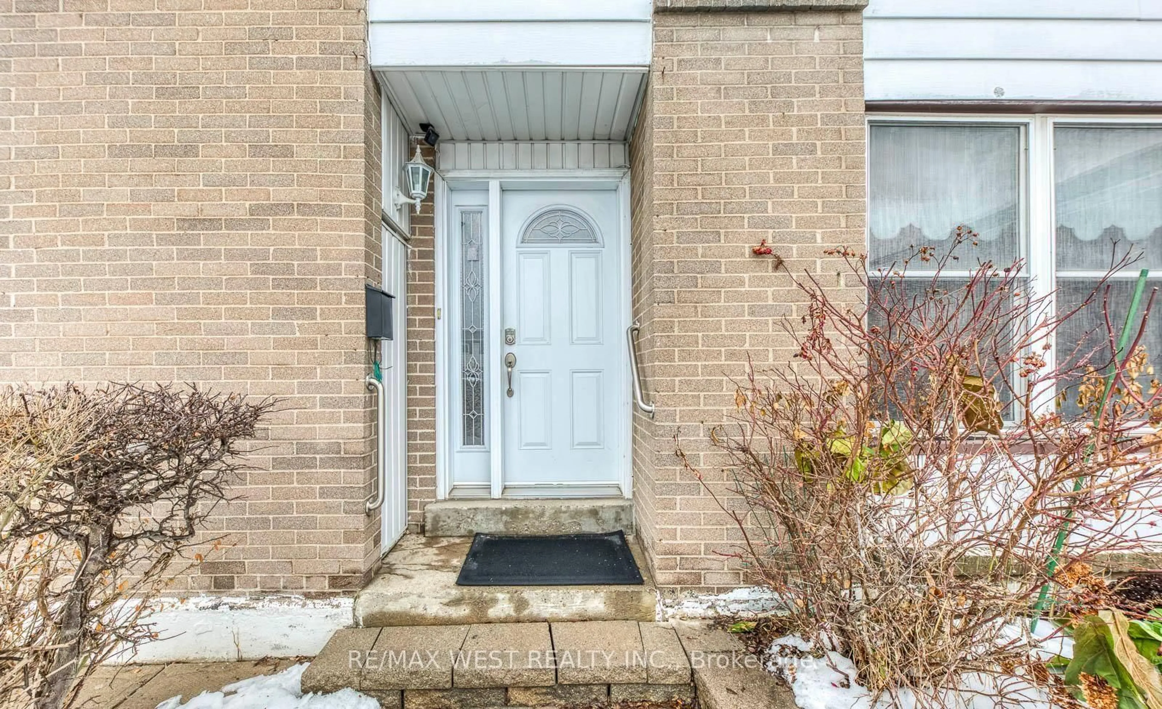 Indoor entryway for 43 Flamingo Cres, Brampton Ontario L6T 2G6