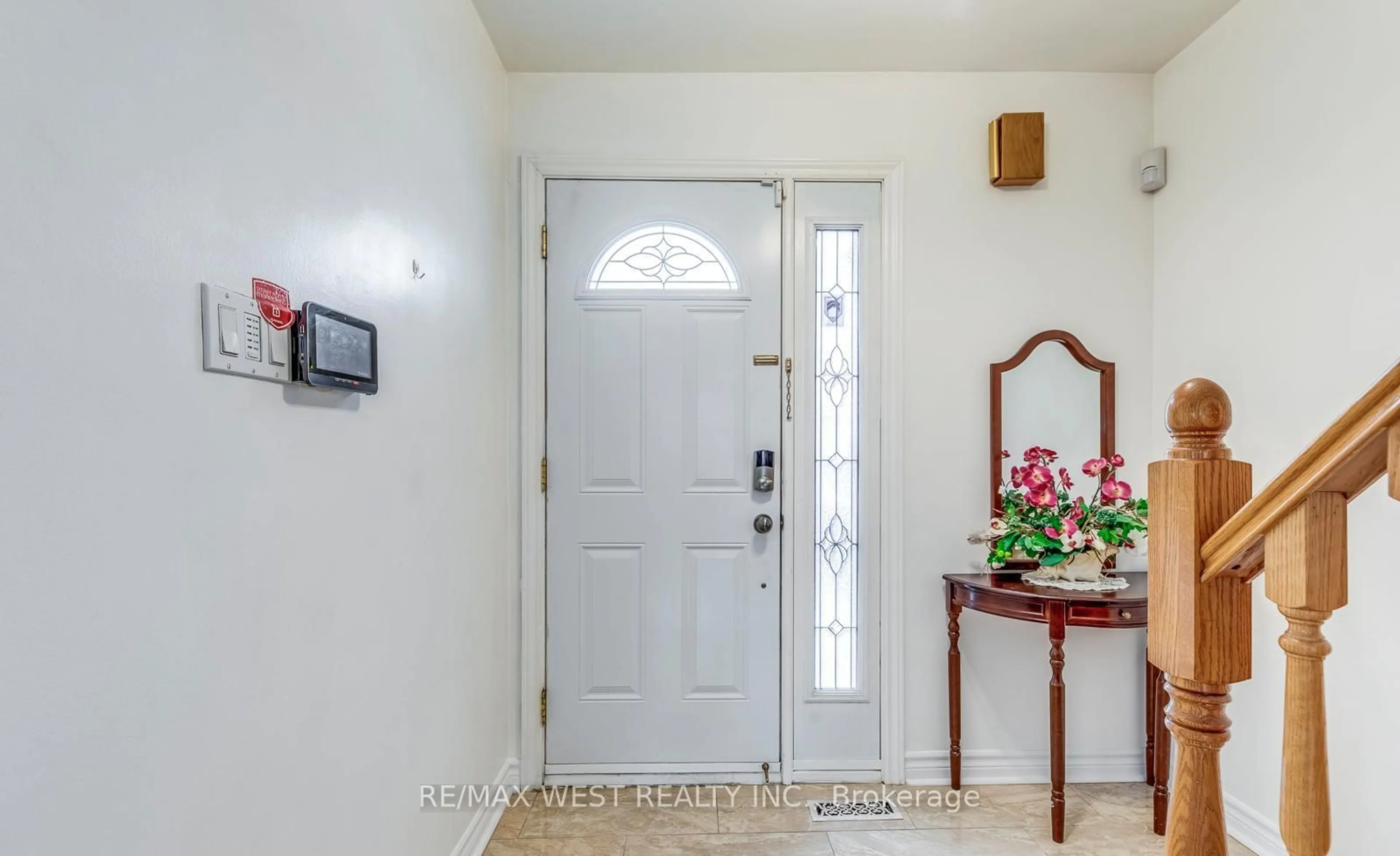 Indoor entryway for 43 Flamingo Cres, Brampton Ontario L6T 2G6