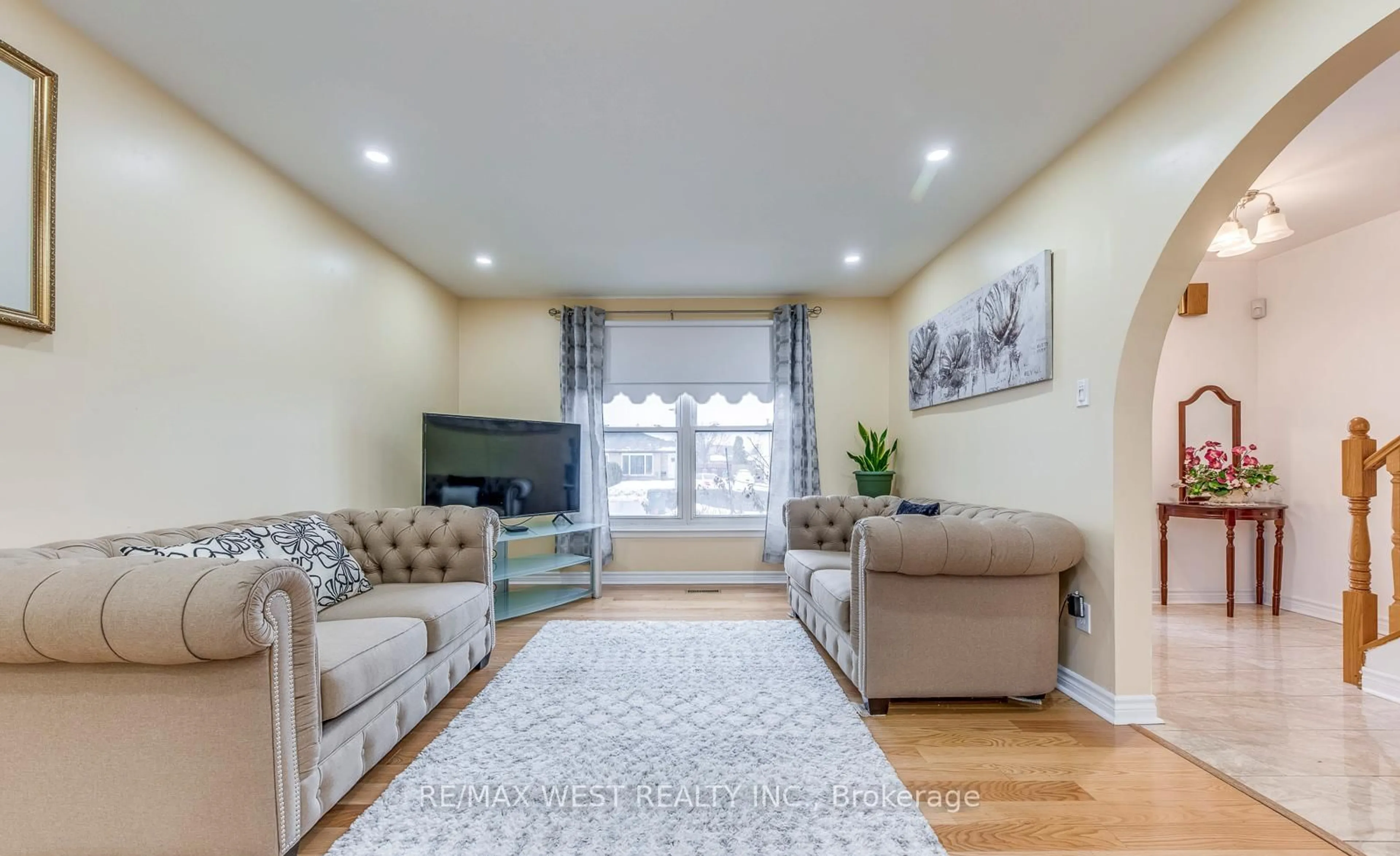 Living room with furniture, unknown for 43 Flamingo Cres, Brampton Ontario L6T 2G6