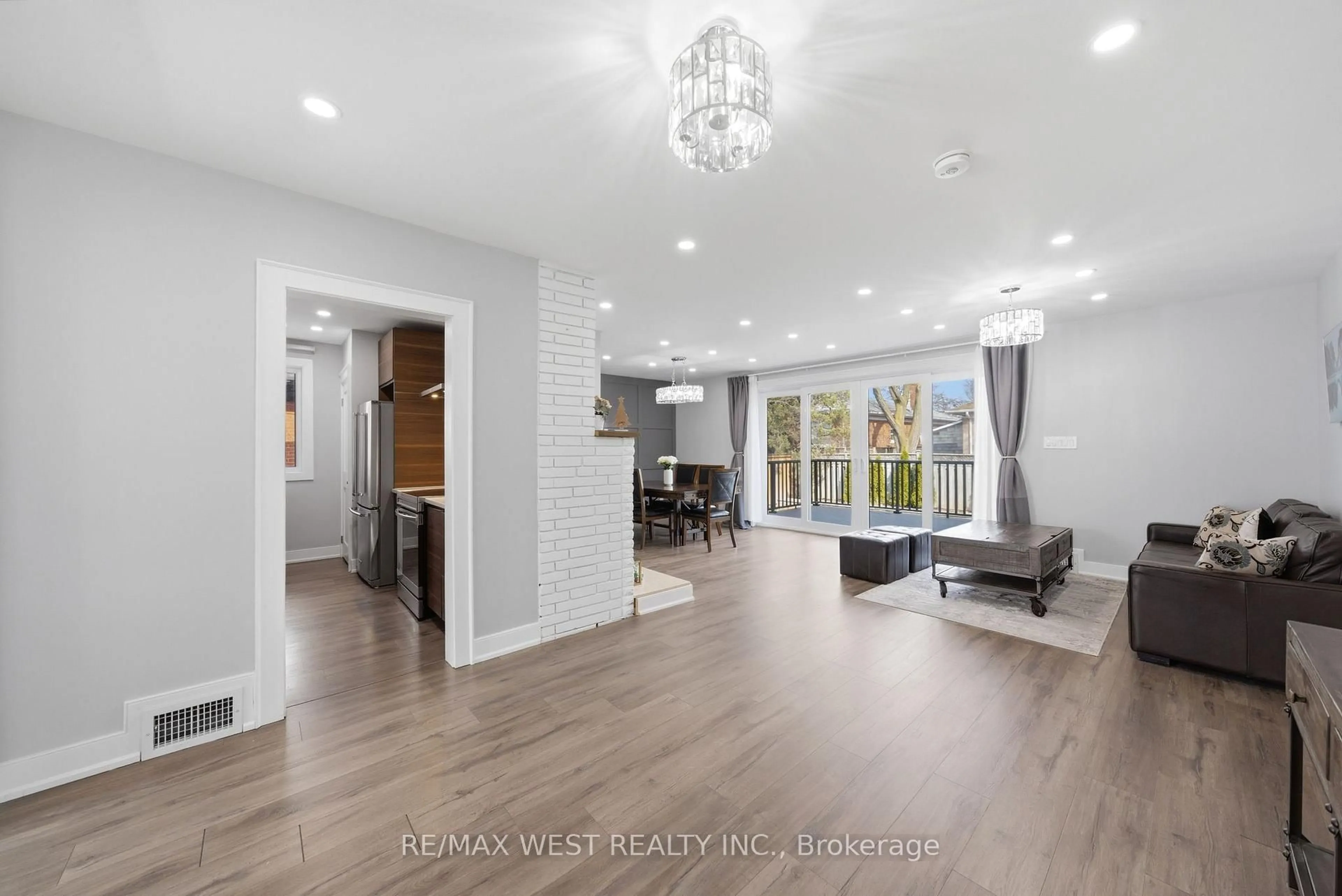 Indoor entryway for 104 Great Oak Dr, Toronto Ontario M9A 1N5