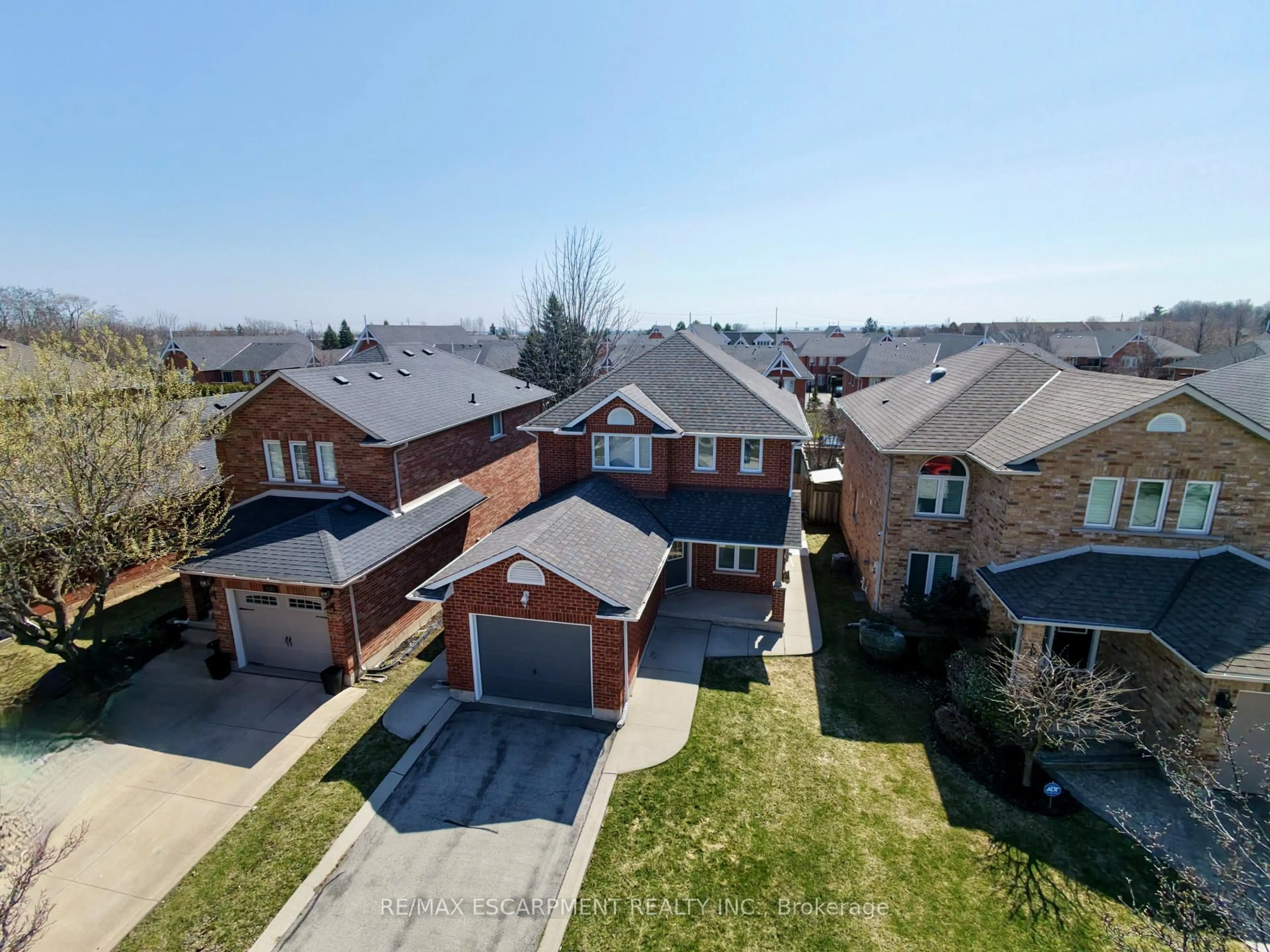 A pic from outside/outdoor area/front of a property/back of a property/a pic from drone, street for 4126 Bianca Forest Dr, Burlington Ontario L7M 4L5