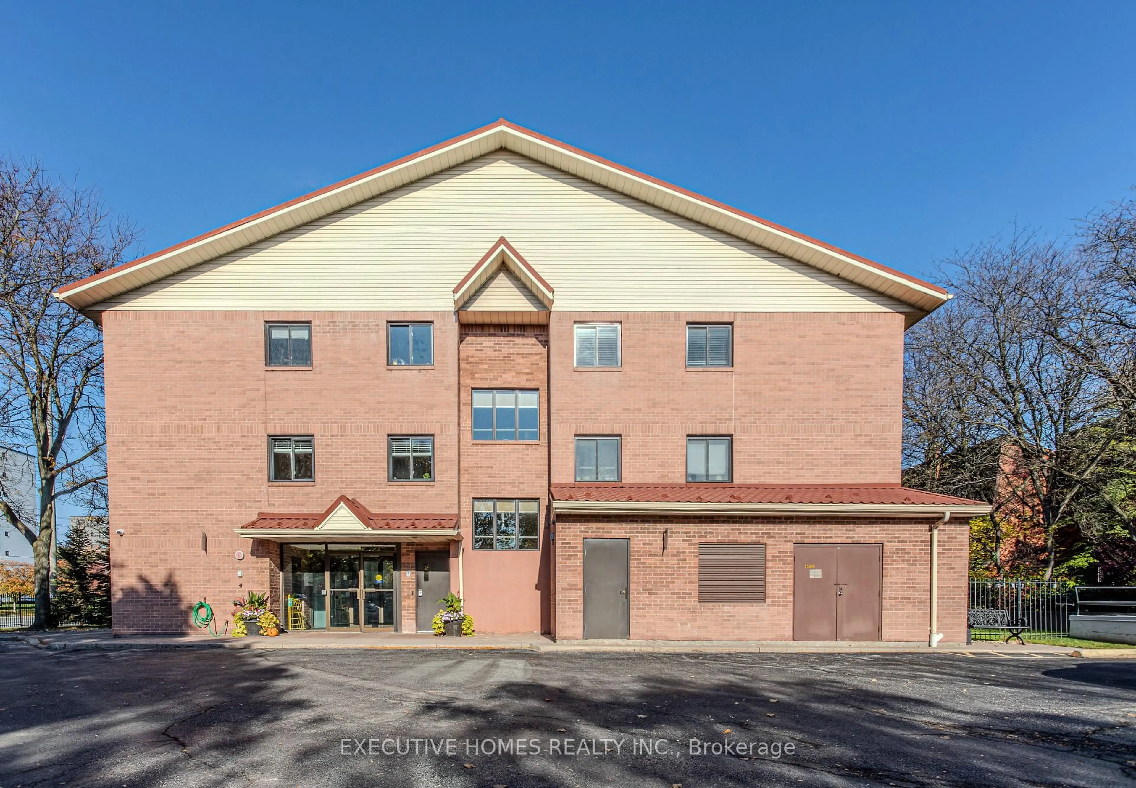 Home with brick exterior material, building for 1275 Cornerbrook Pl #102, Mississauga Ontario L5C 3J3