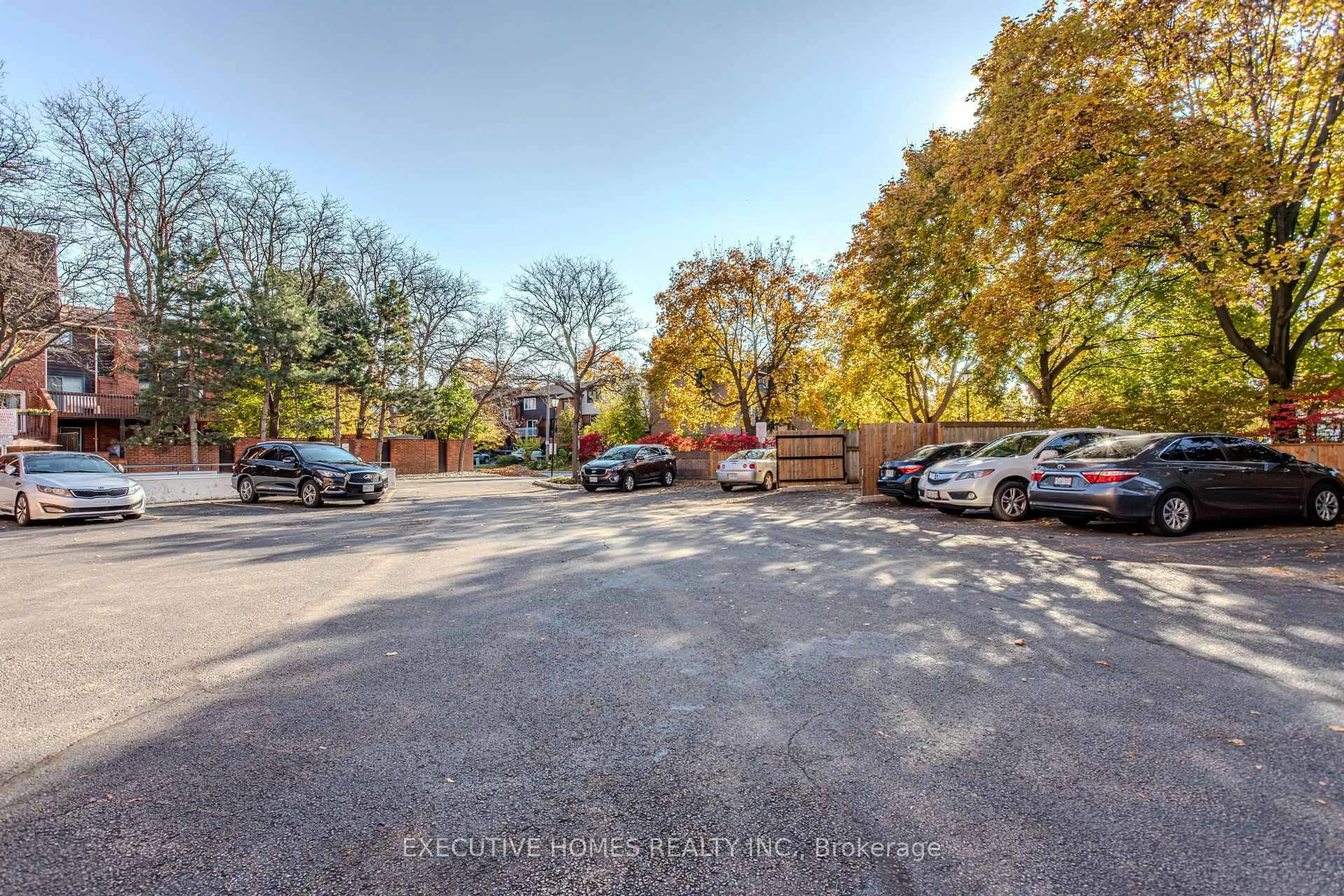 A pic from outside/outdoor area/front of a property/back of a property/a pic from drone, street for 1275 Cornerbrook Pl #102, Mississauga Ontario L5C 3J3