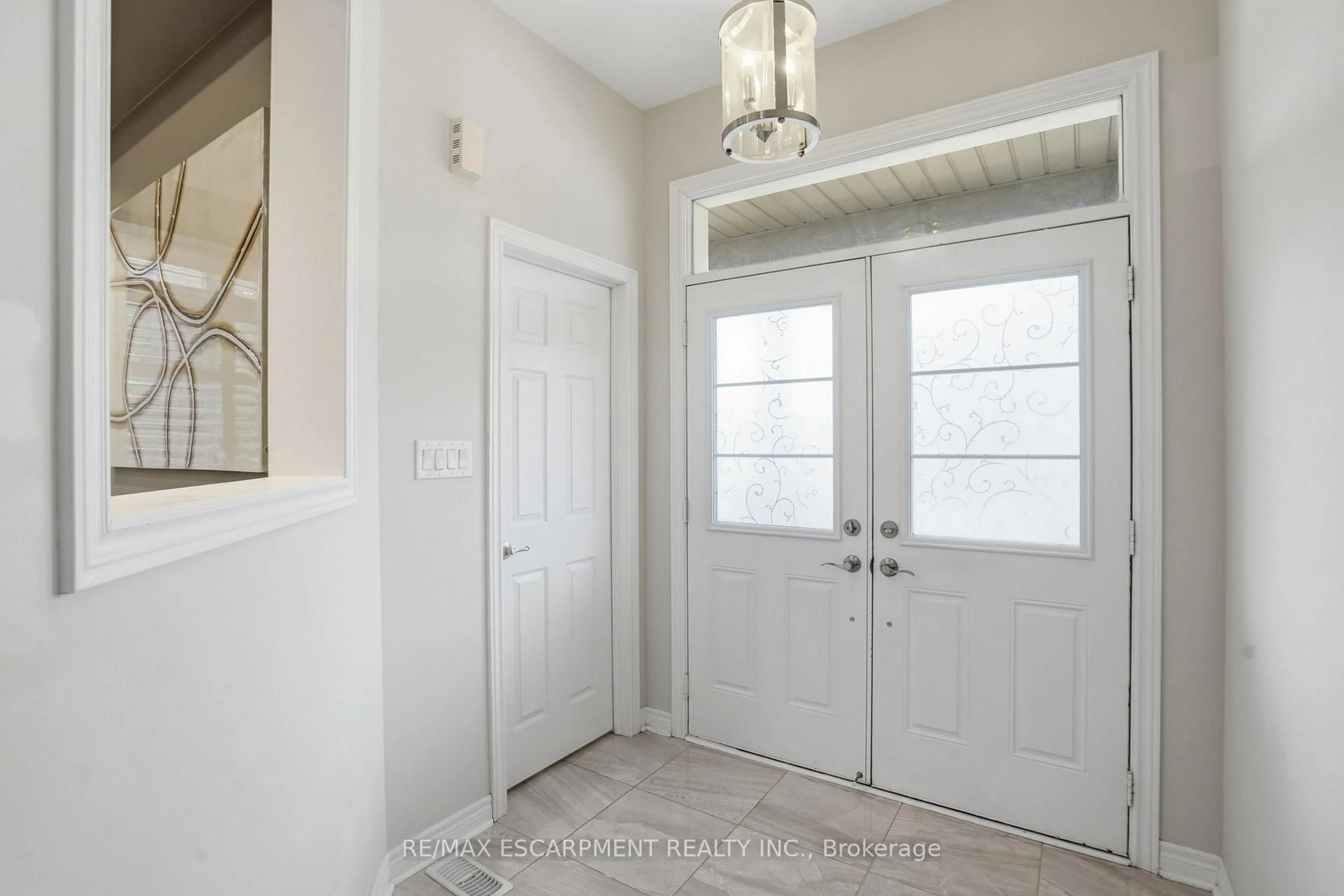 Indoor entryway for 198 Jessie Caverhill Pass, Oakville Ontario L6M 0Z6