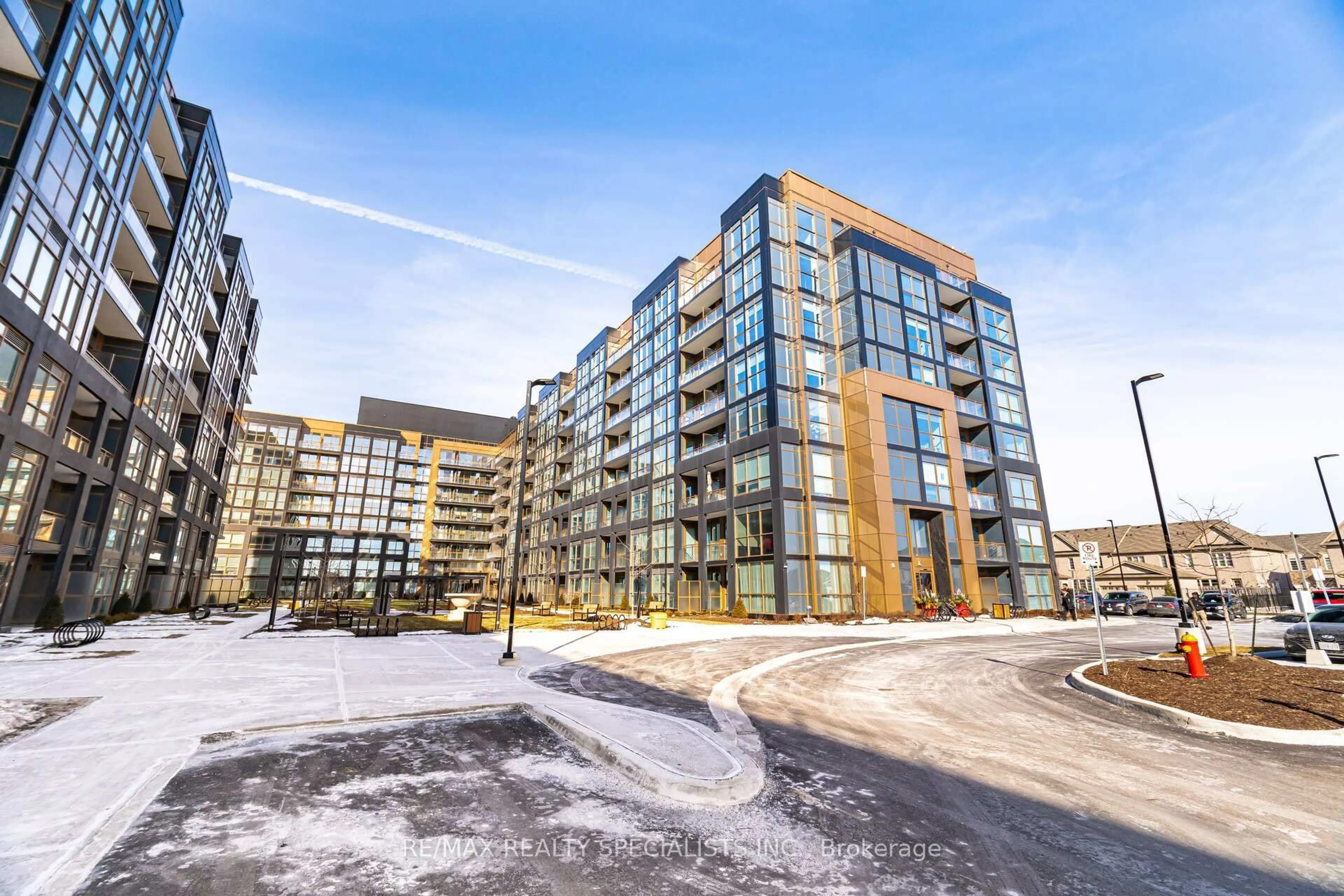 A pic from outside/outdoor area/front of a property/back of a property/a pic from drone, building for 2343 Khalsa Gate #403, Oakville Ontario L6M 5R6