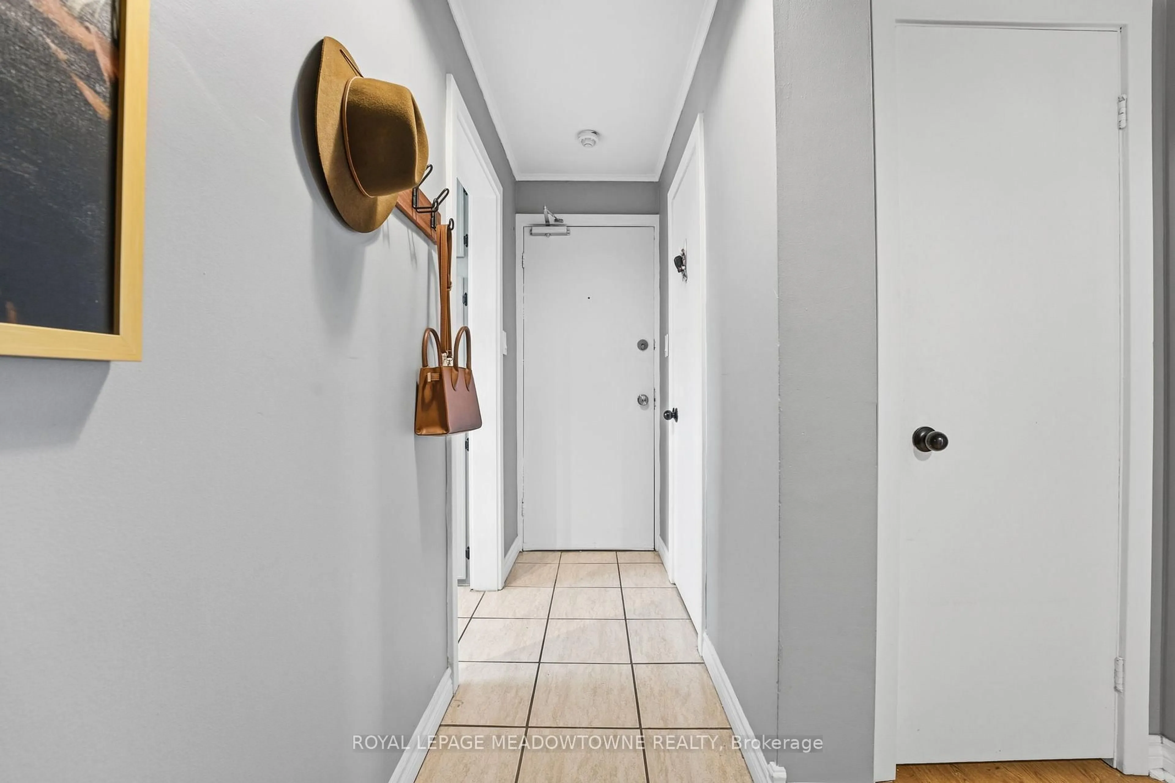 Indoor entryway for 1351 Lakeshore Rd #15, Burlington Ontario L7S 1B1