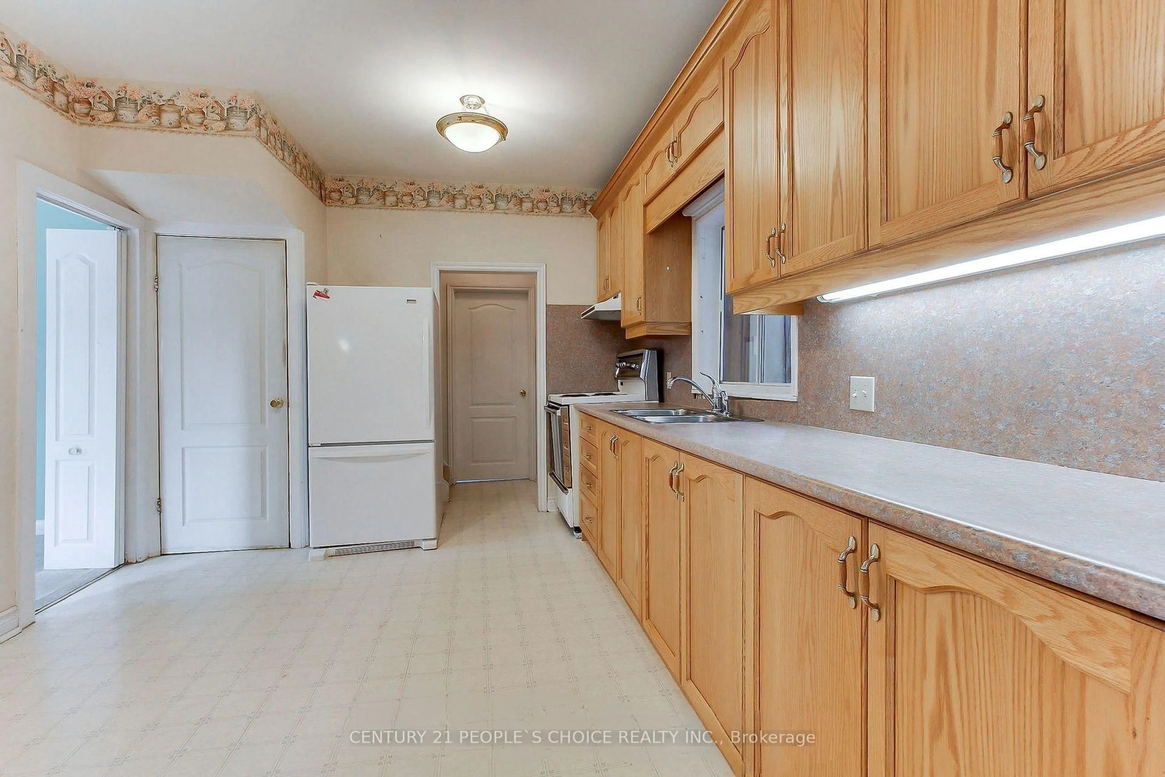 Standard kitchen, ceramic/tile floor for 136 Northland Ave, Toronto Ontario M6N 2E2