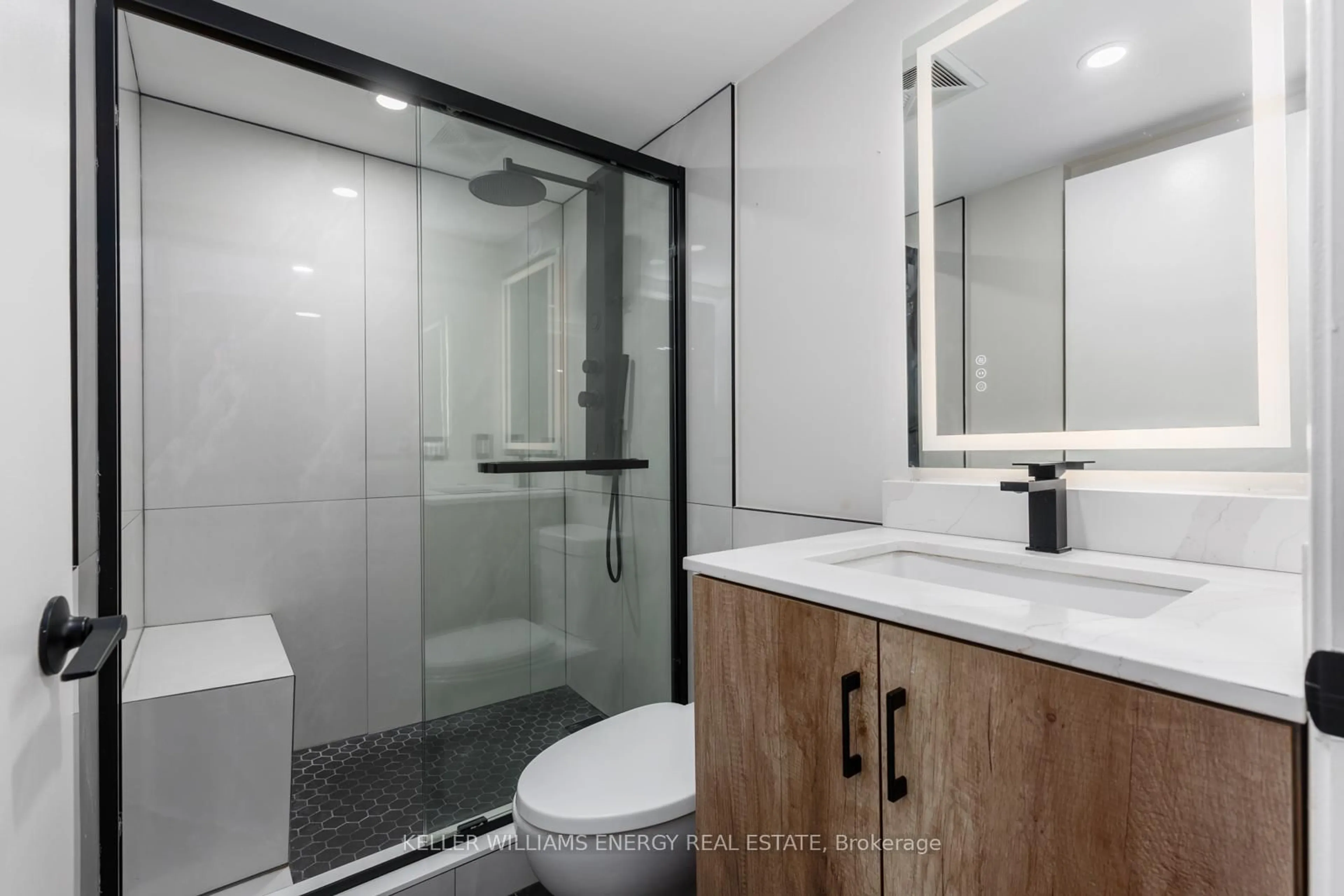 Standard bathroom, ceramic/tile floor for 155 Legion Rd #912, Toronto Ontario M8Y 0A7