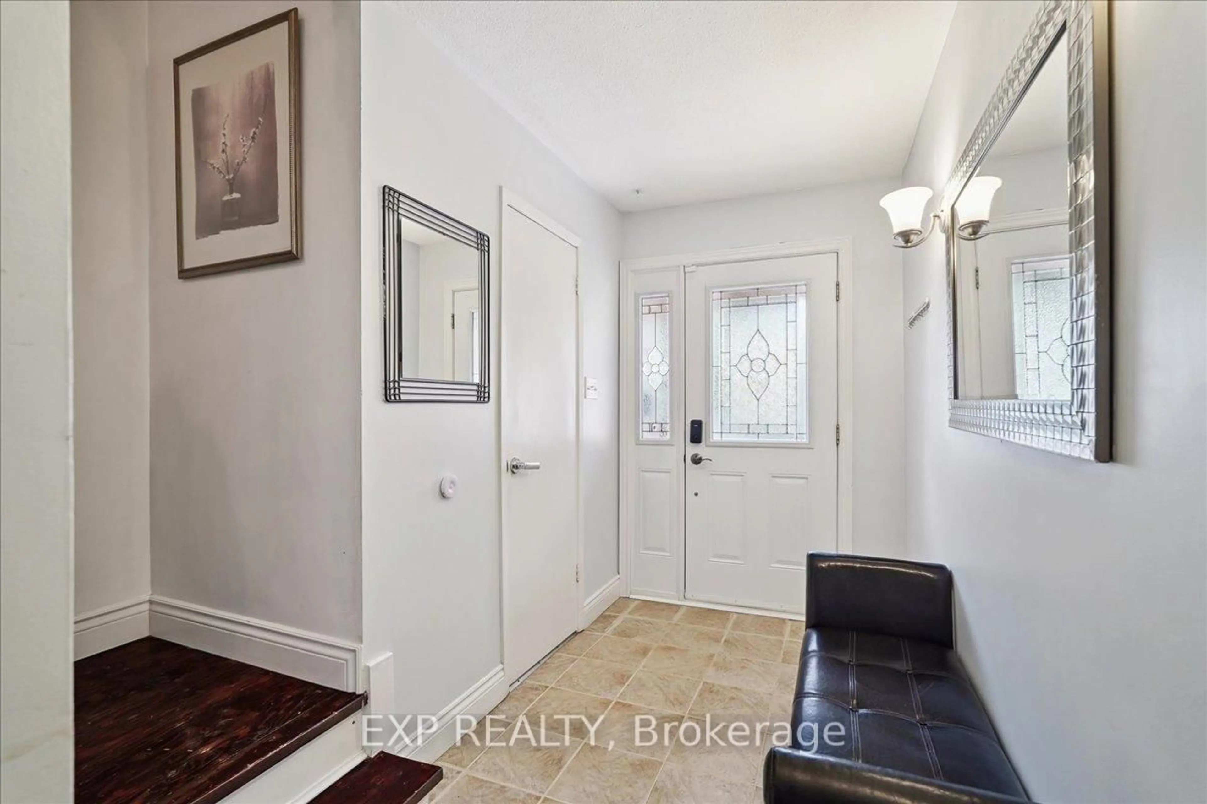 Indoor entryway for 65 Greenwich Circ, Brampton Ontario L6S 2E8