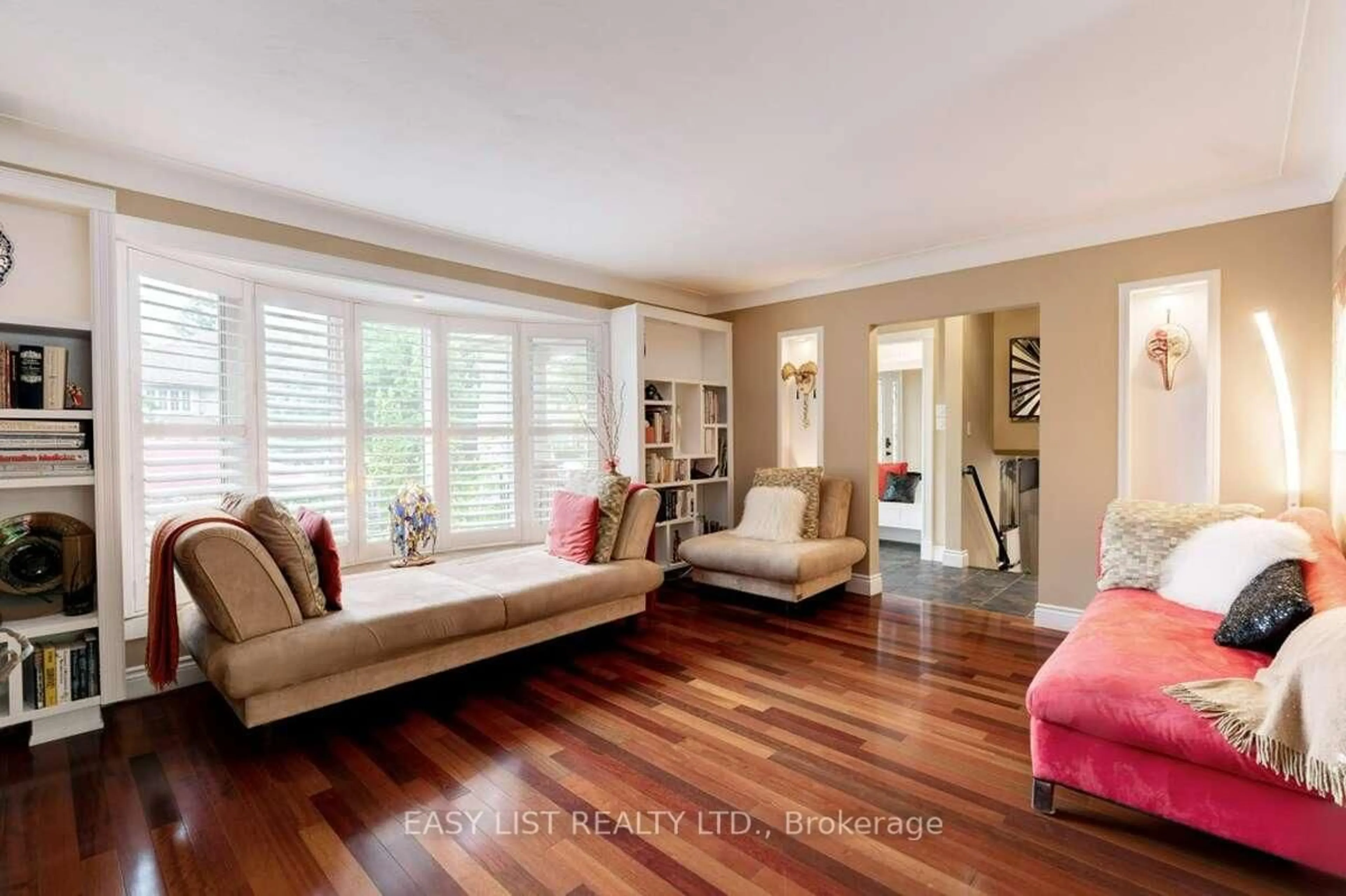 Living room with furniture, wood/laminate floor for 193 Pine Cove Rd, Burlington Ontario L7N 1W1