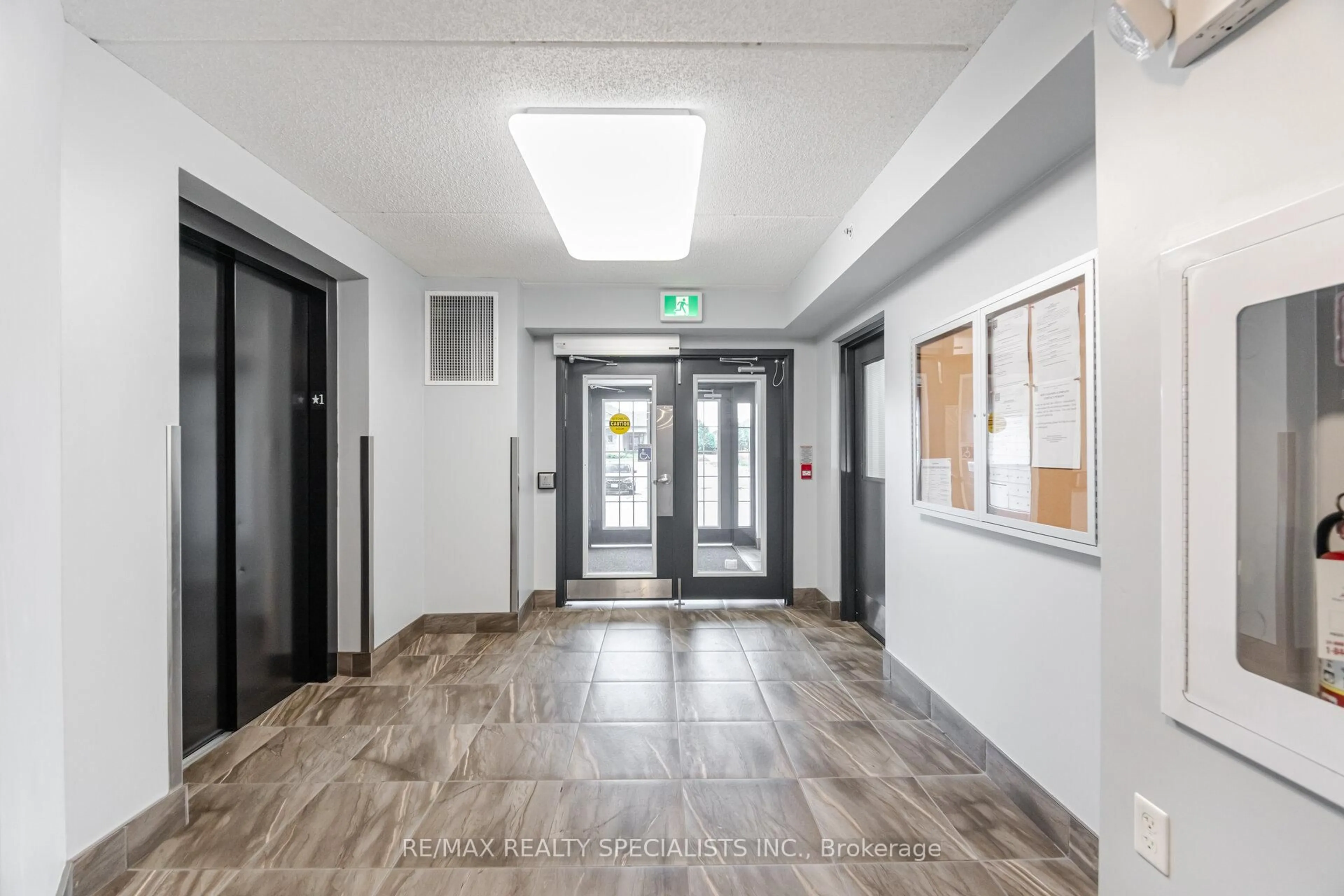Indoor foyer for 1460 Main St #107, Milton Ontario L9T 8W5