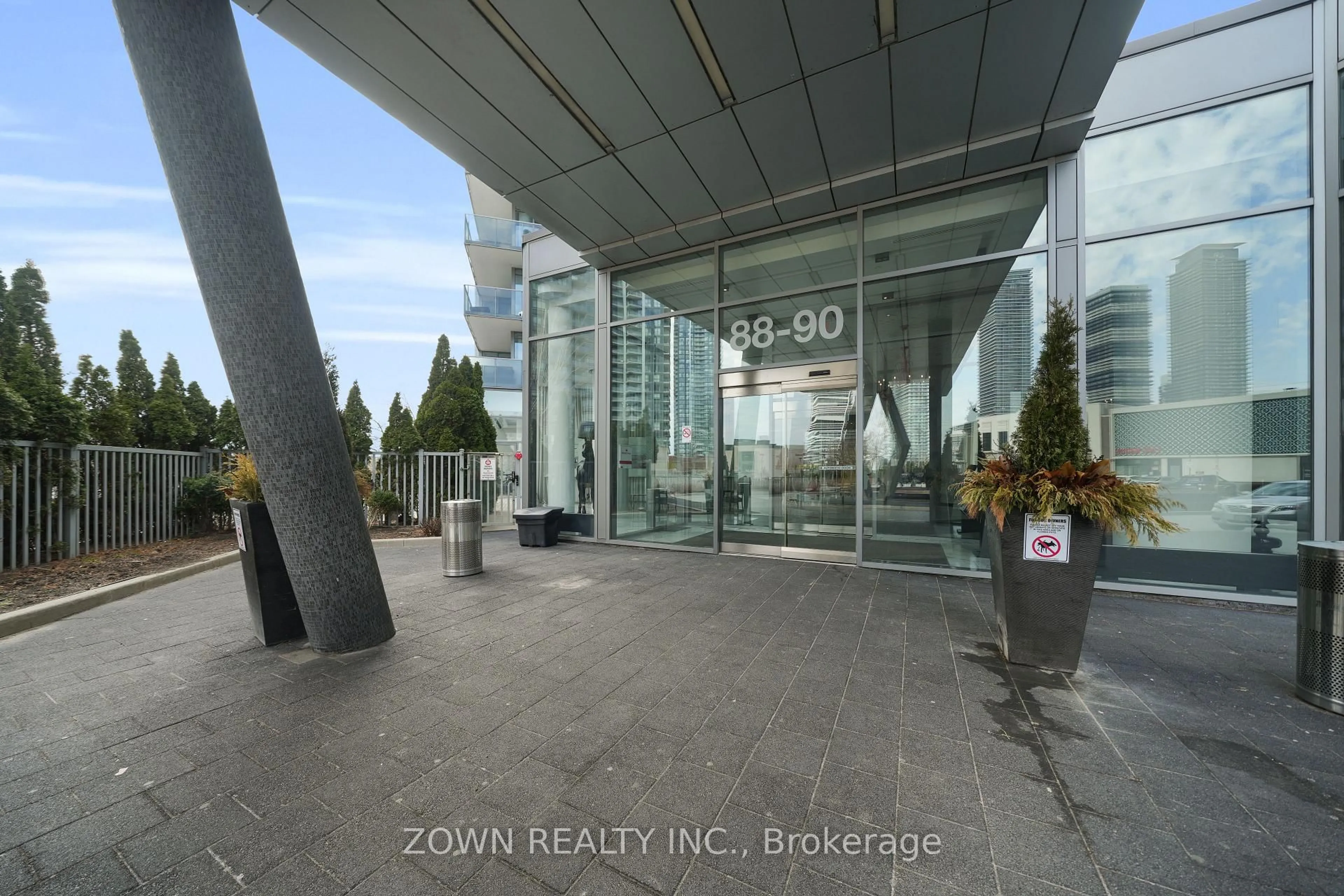 Indoor foyer for 88 Park Lawn Rd #1002, Toronto Ontario M8Y 0B6