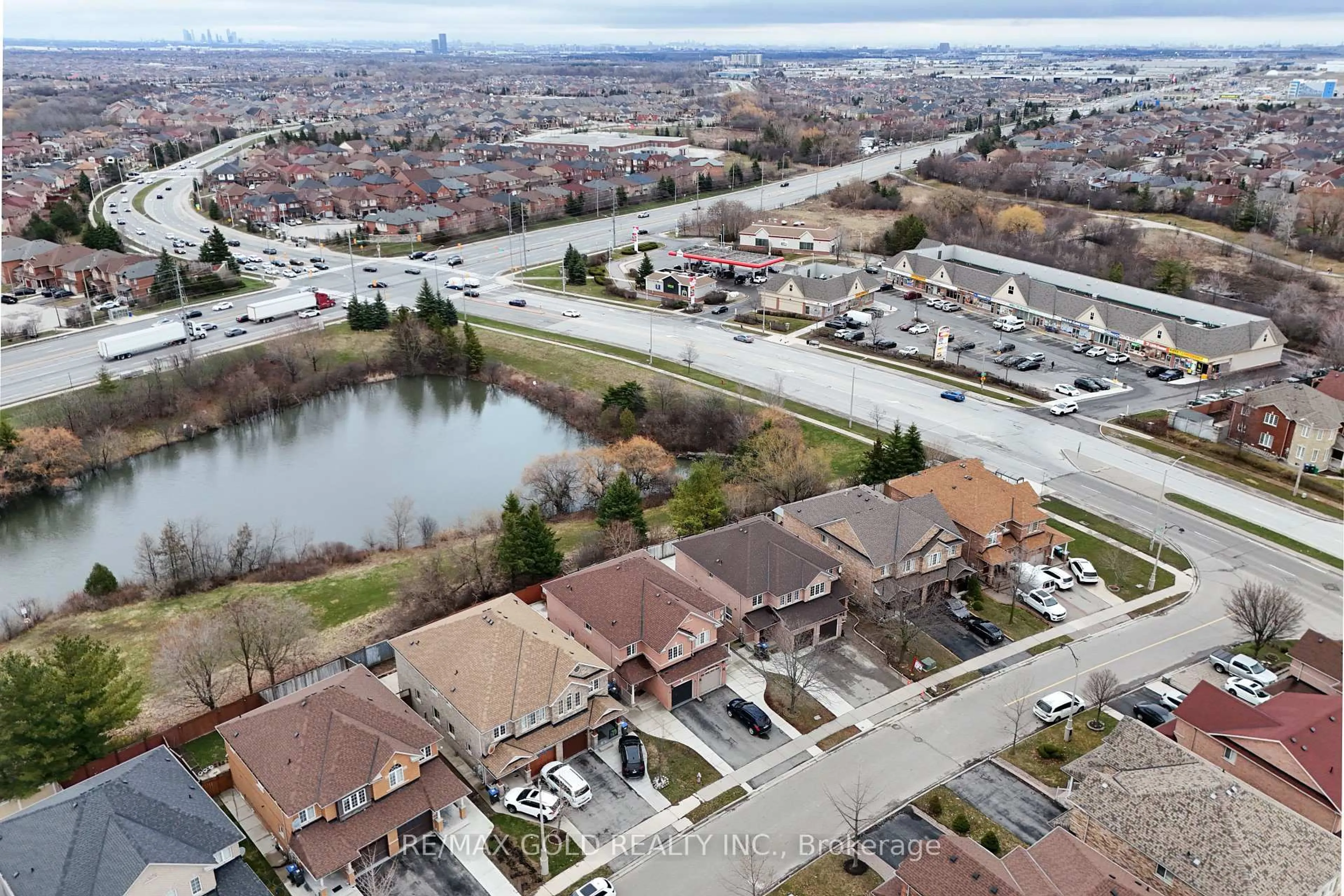 A pic from outside/outdoor area/front of a property/back of a property/a pic from drone, water/lake/river/ocean view for 15 Revelstoke Pl, Brampton Ontario L6R 3G3