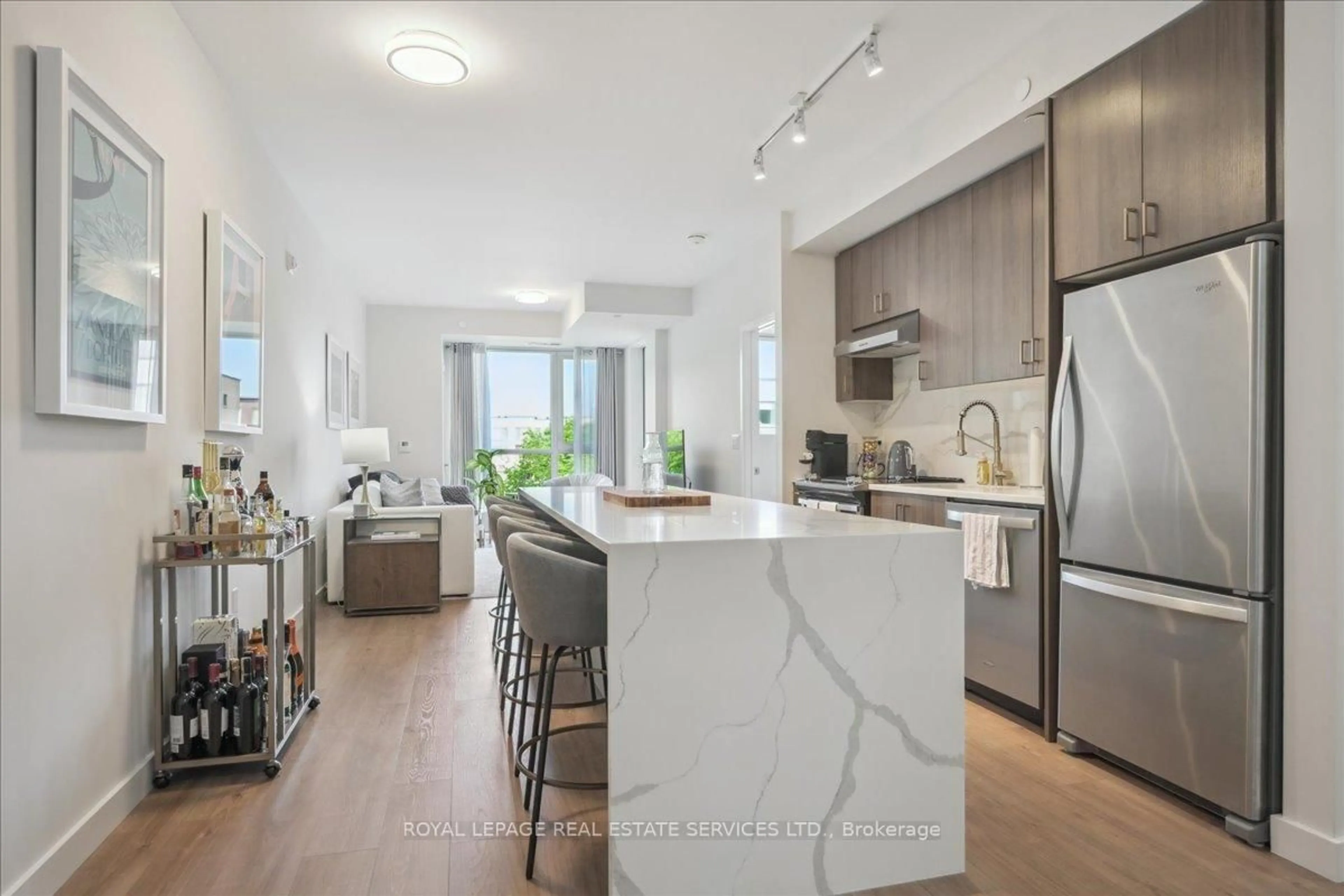 Open concept kitchen, unknown for 168 Sabina Dr #211, Oakville Ontario L6H 0W5
