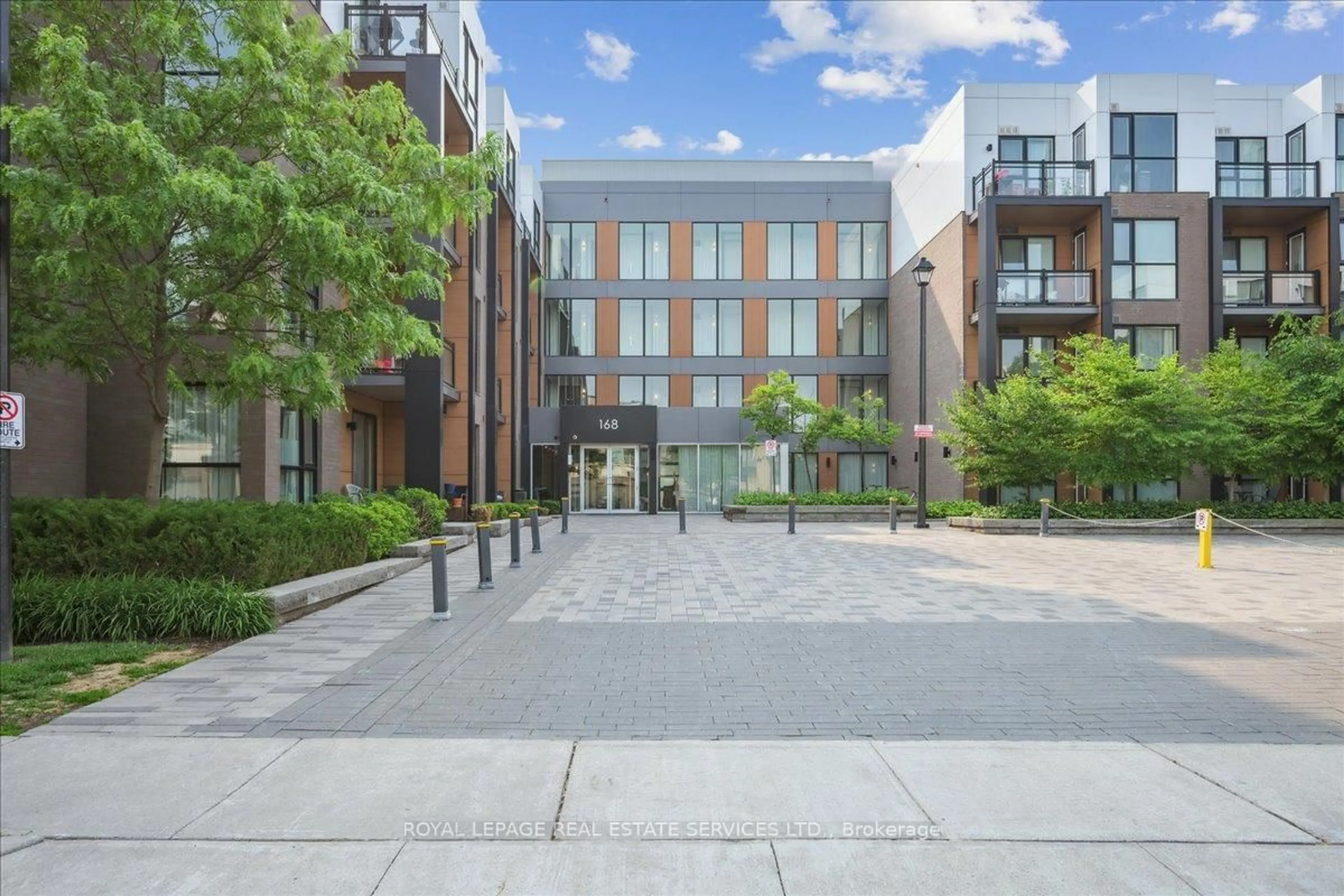 Patio, street for 168 Sabina Dr #211, Oakville Ontario L6H 0W5