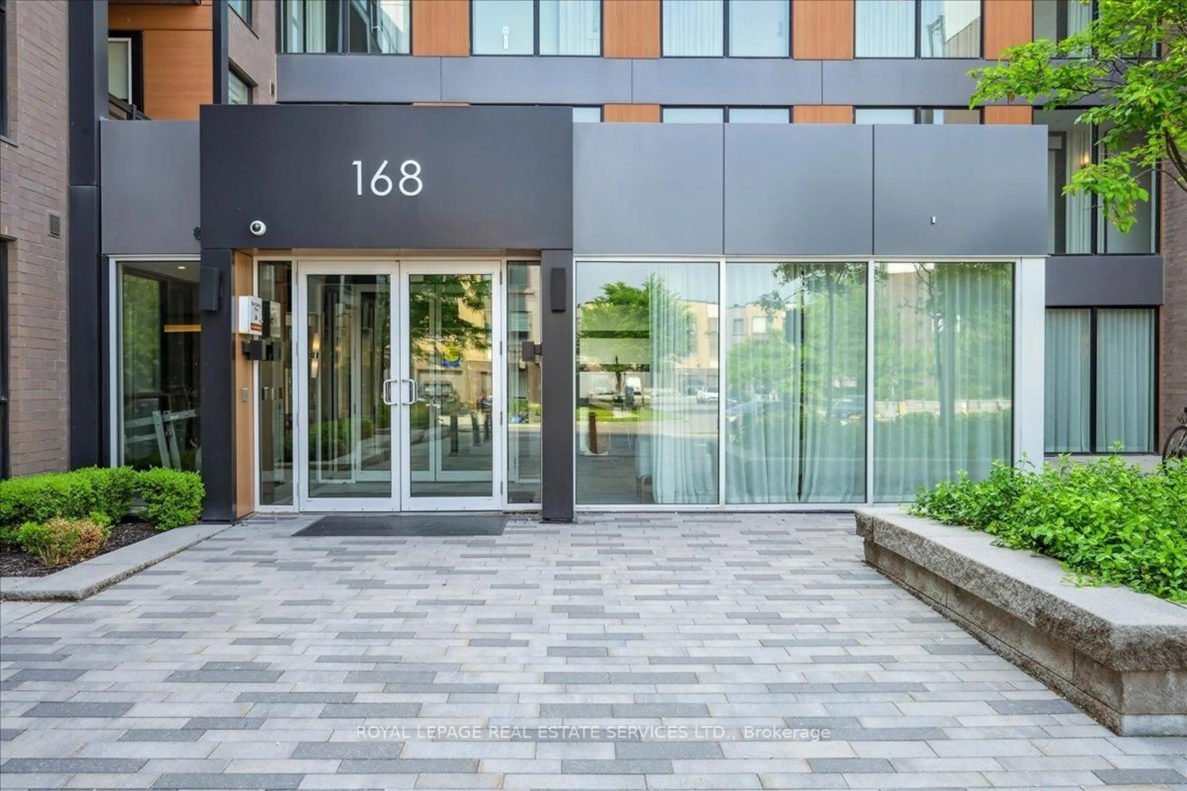 Indoor foyer for 168 Sabina Dr #211, Oakville Ontario L6H 0W5