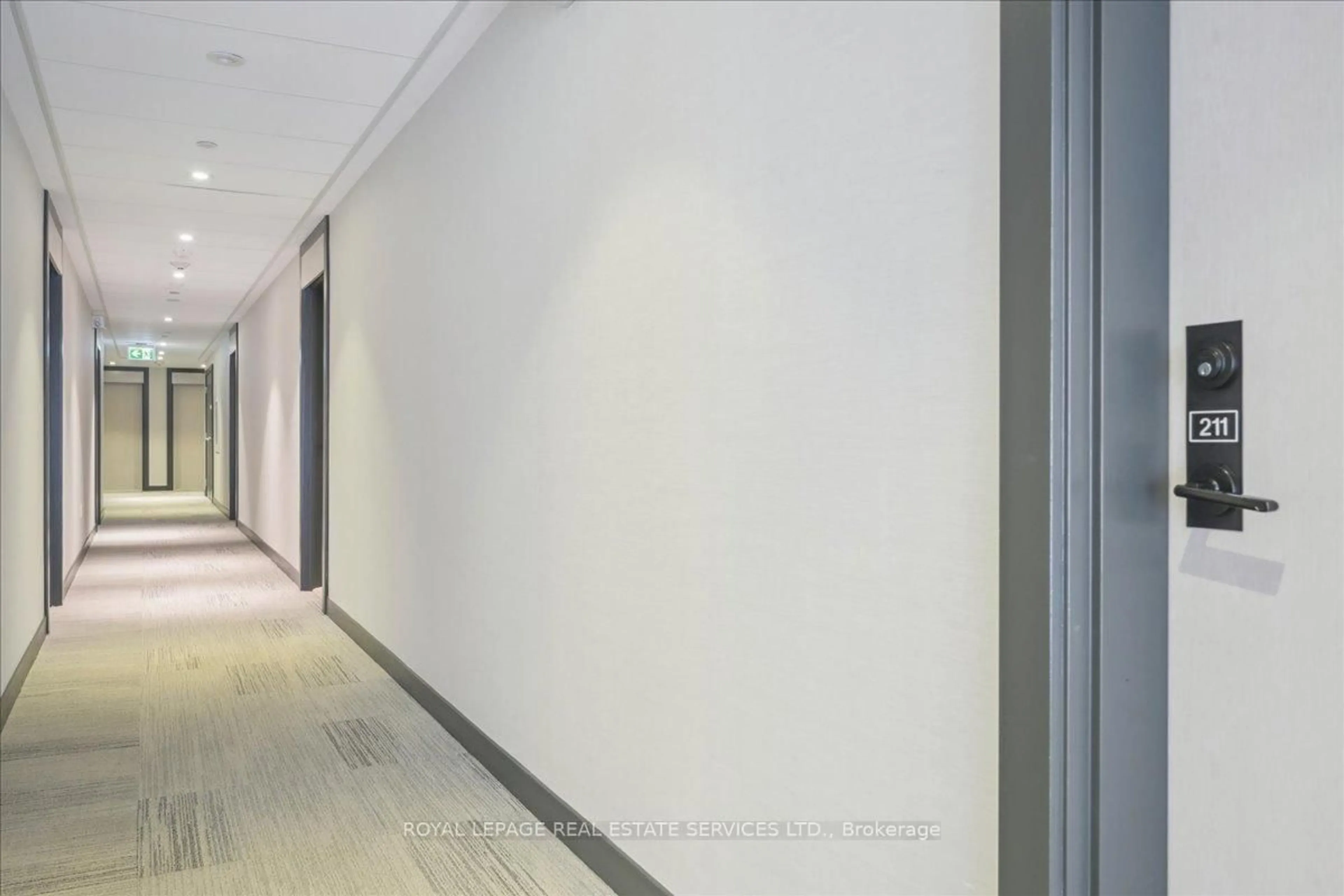 Indoor foyer for 168 Sabina Dr #211, Oakville Ontario L6H 0W5