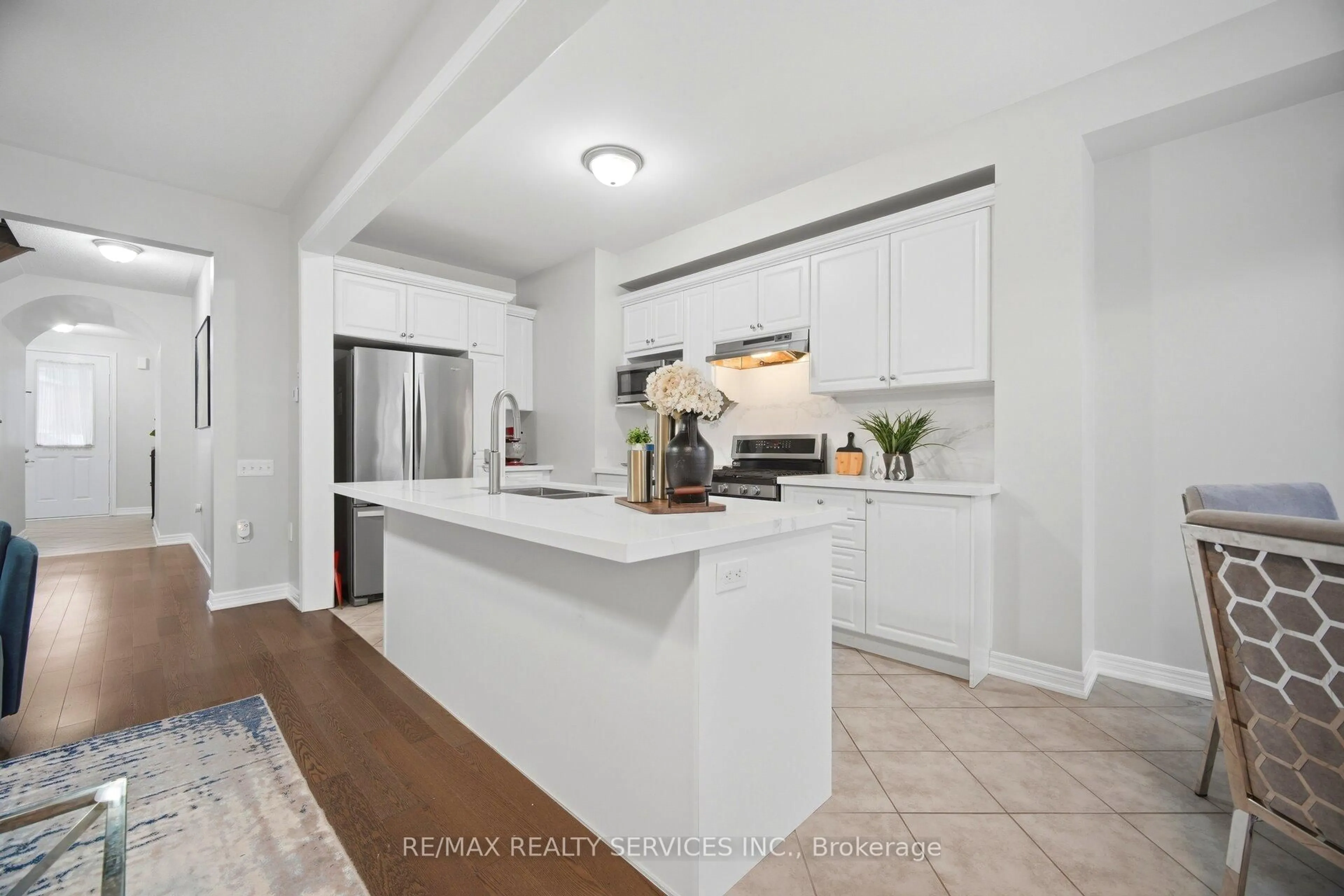 Open concept kitchen, ceramic/tile floor for 9 Maple Trail Rd, Caledon Ontario L7C 3Z3