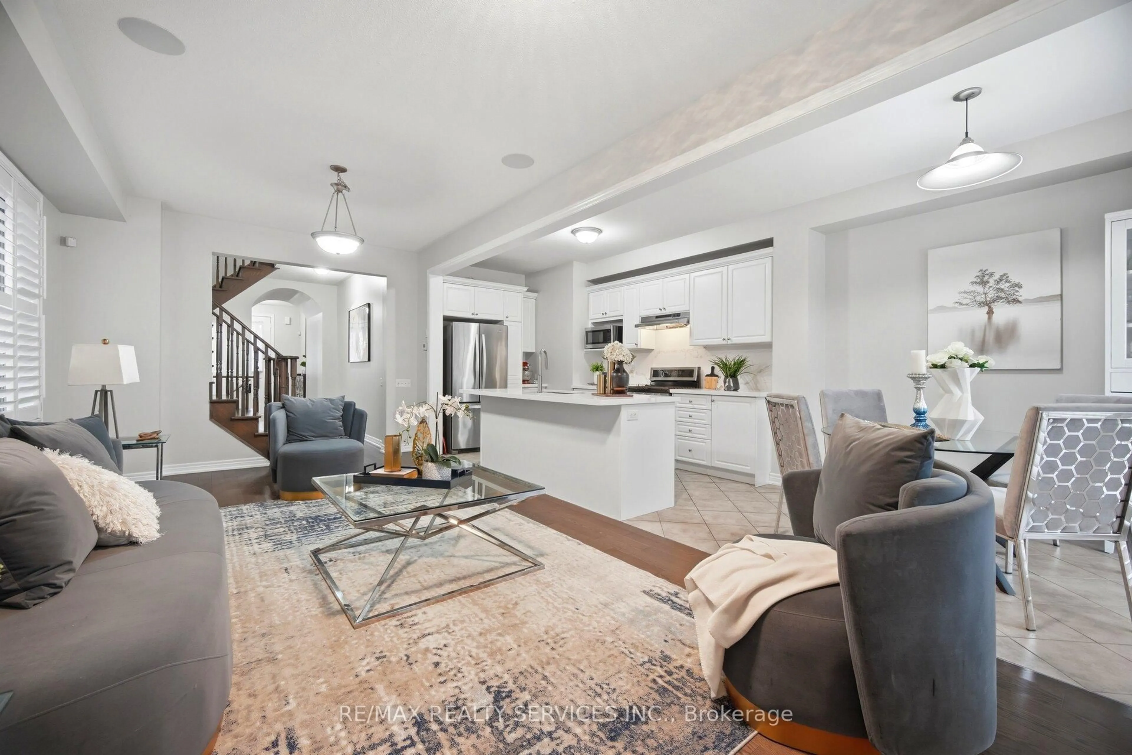 Living room with furniture, unknown for 9 Maple Trail Rd, Caledon Ontario L7C 3Z3