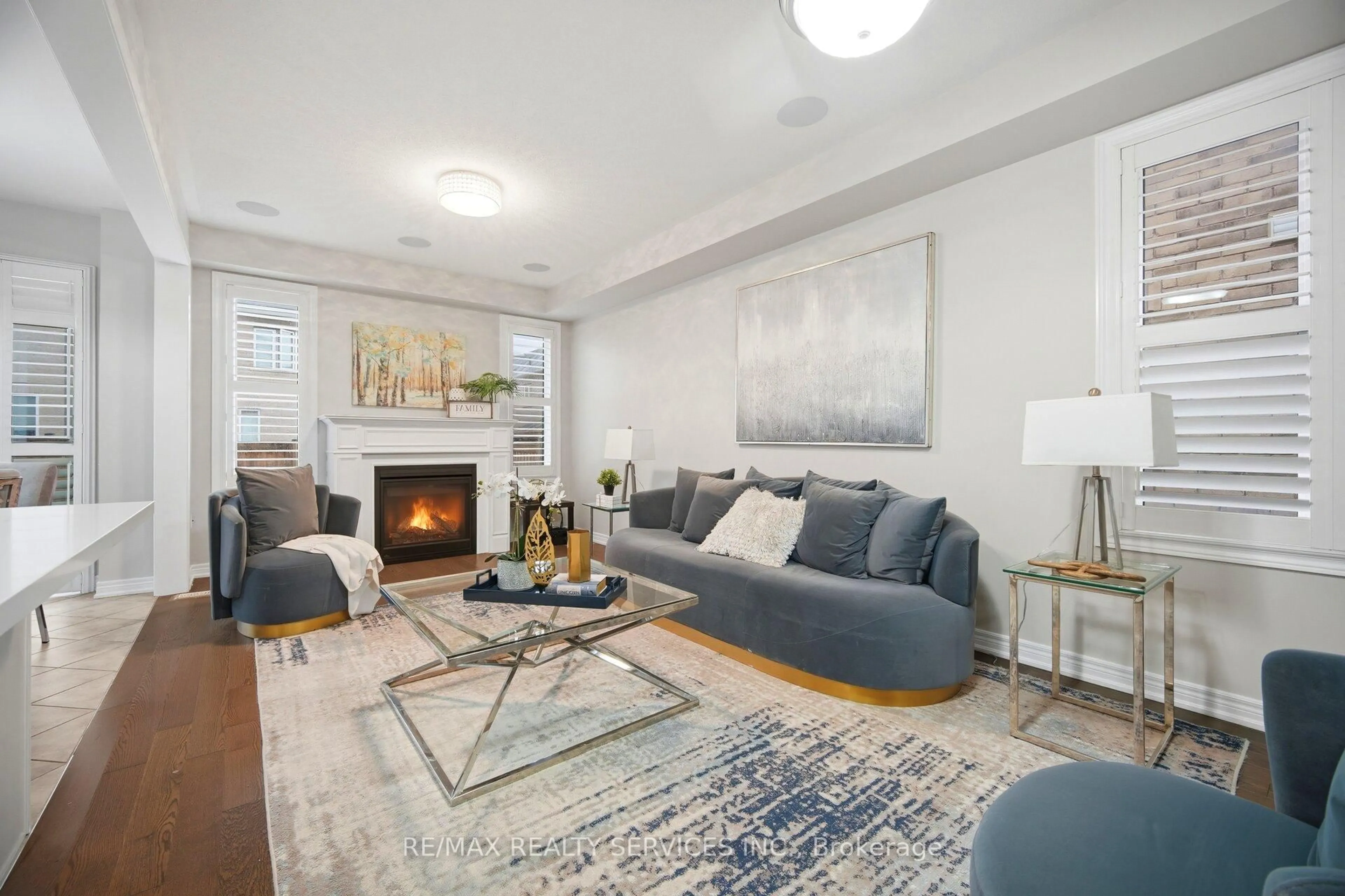 Living room with furniture, unknown for 9 Maple Trail Rd, Caledon Ontario L7C 3Z3