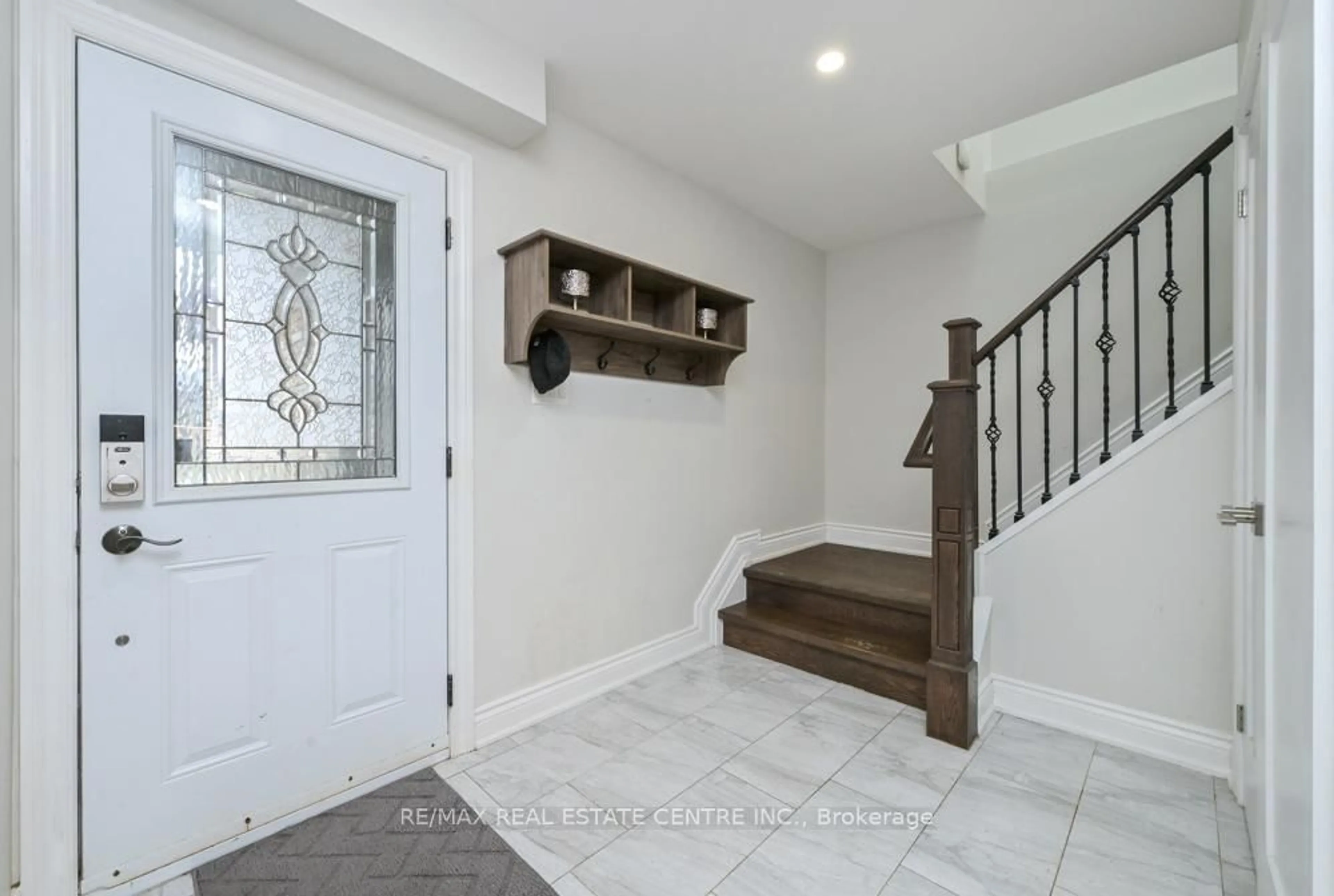 Indoor entryway for 14 Borden Hill Crt, Brampton Ontario L6S 3K7