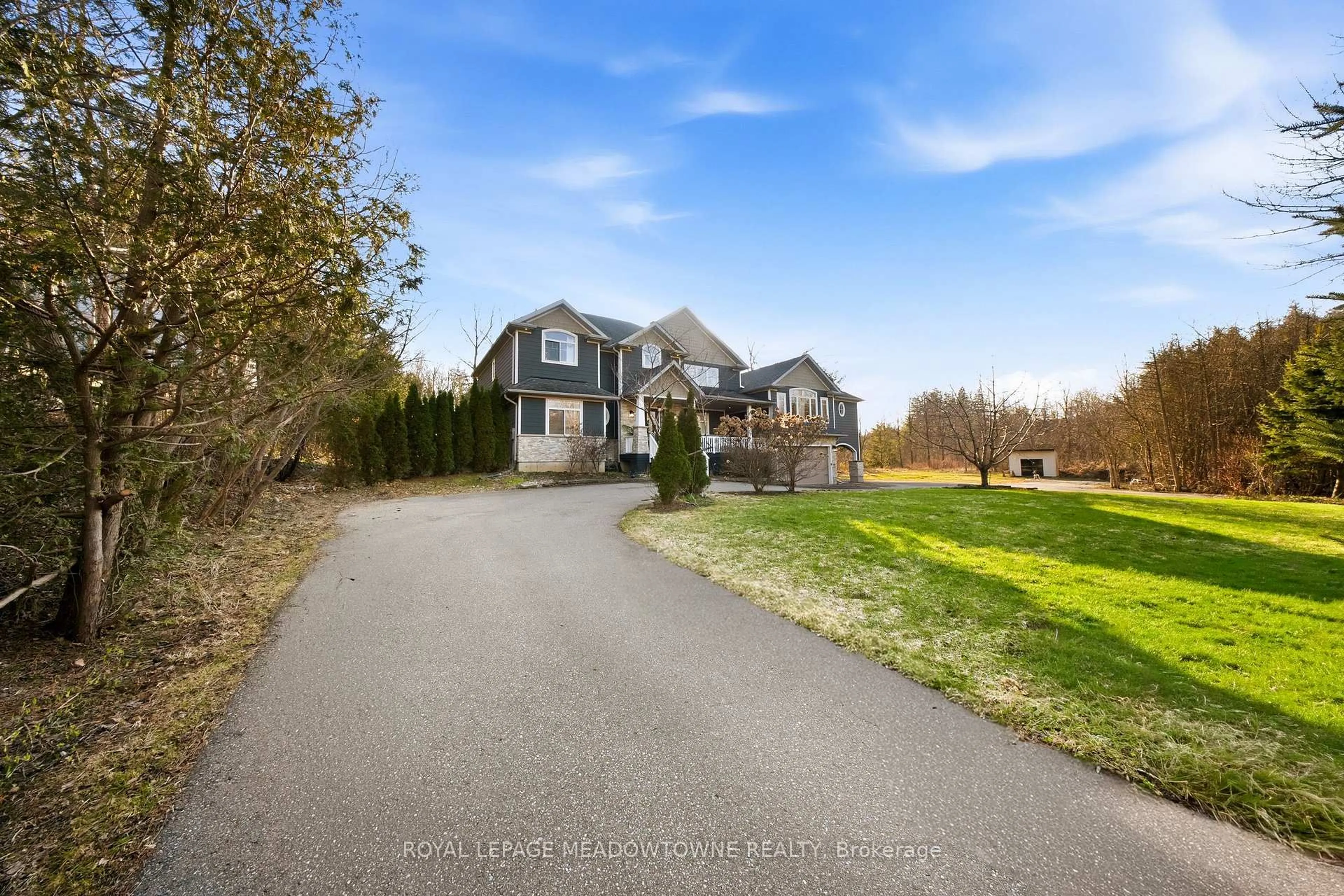 A pic from outside/outdoor area/front of a property/back of a property/a pic from drone, street for 254 Main St, Halton Hills Ontario L7G 4S5