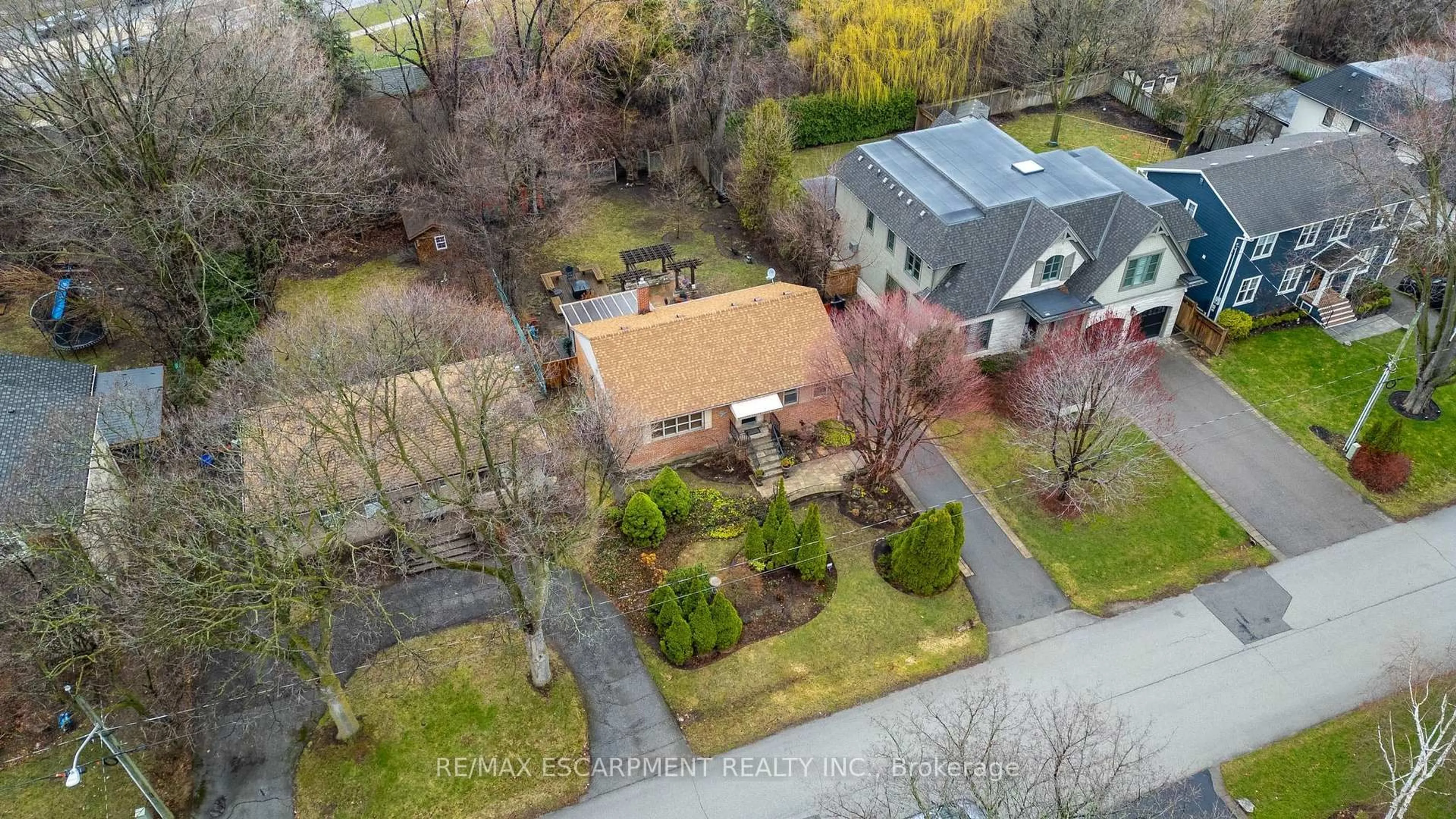A pic from outside/outdoor area/front of a property/back of a property/a pic from drone, street for 1051 Melvin Ave, Oakville Ontario L6J 2V8