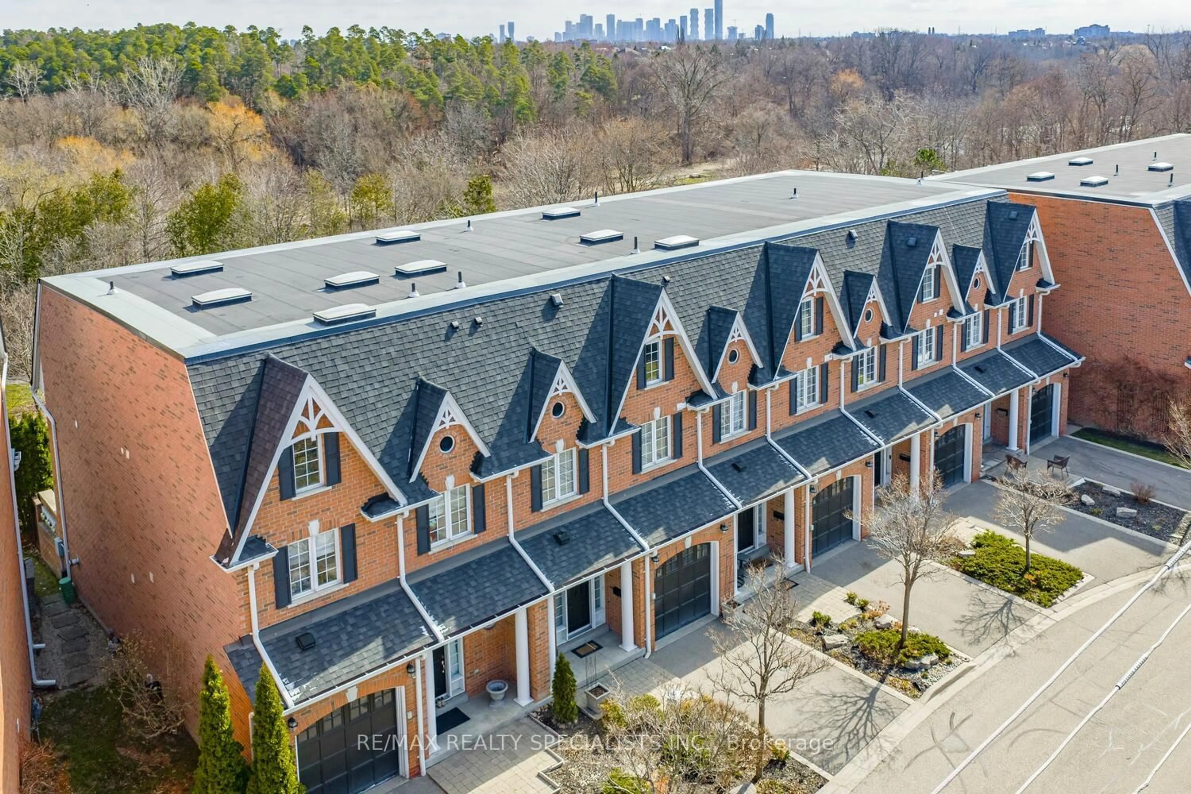 A pic from outside/outdoor area/front of a property/back of a property/a pic from drone, city buildings view from balcony for 85 Church St #8, Mississauga Ontario L5M 1M6