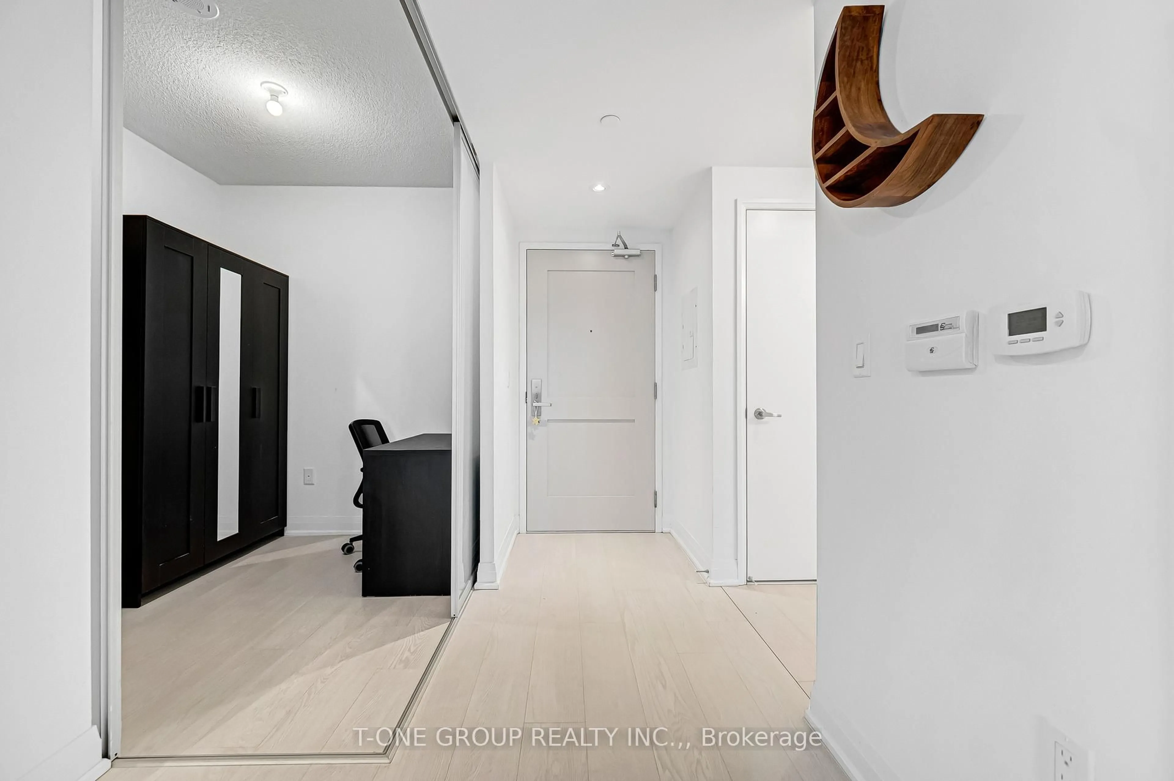 Indoor entryway for 10 Gibbs Rd #918, Toronto Ontario M9B 6L6