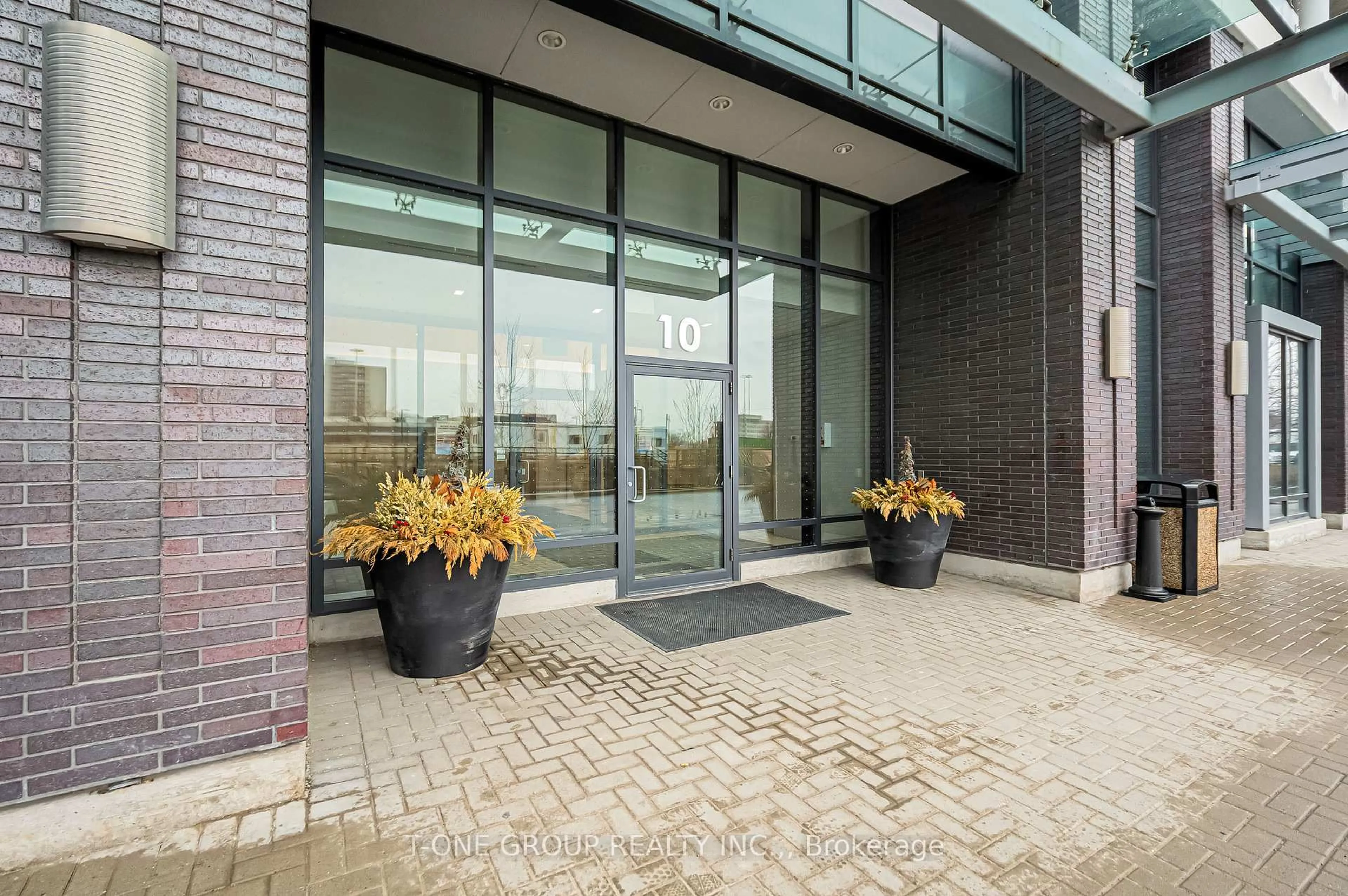 Indoor foyer for 10 Gibbs Rd #918, Toronto Ontario M9B 6L6