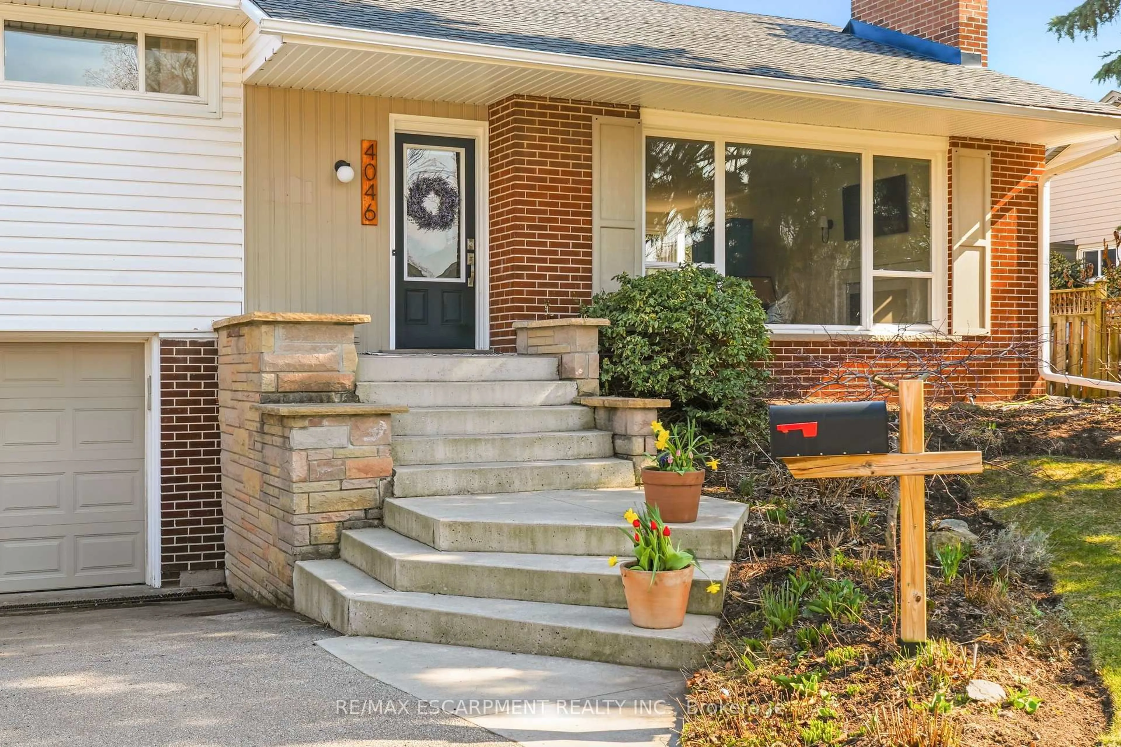 Home with brick exterior material, street for 4046 Grapehill Ave, Burlington Ontario L7L 1R2